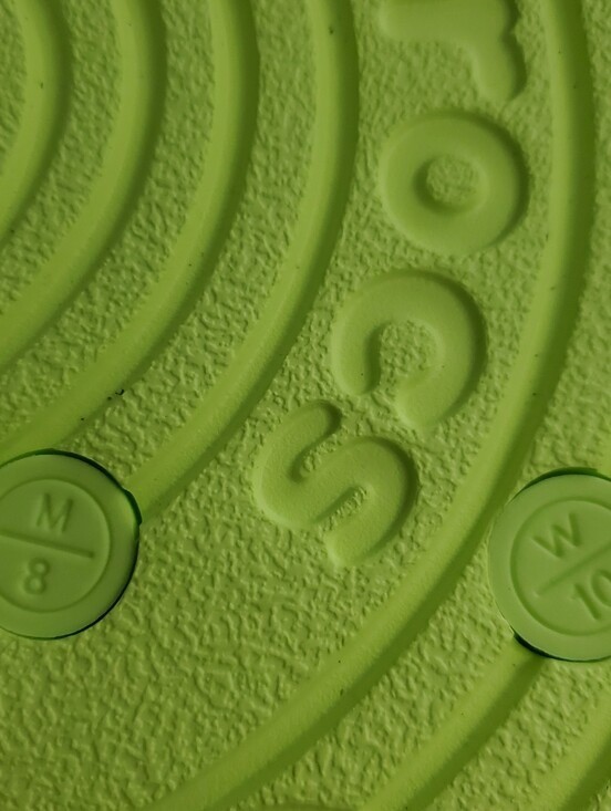 NWT – Crocs Unisex-Adult Flip-Flop – Neon – W10