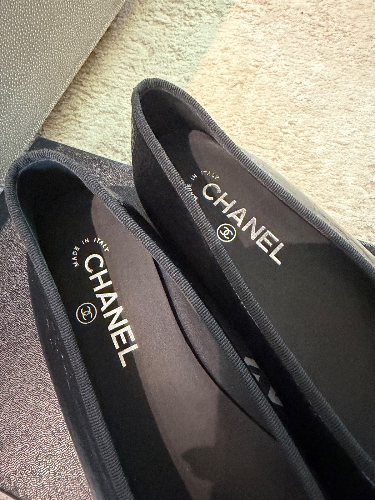 NIB Chanel 26S Black White Crumpled Shiny Lambskin CC Ballerina Flats Size 40