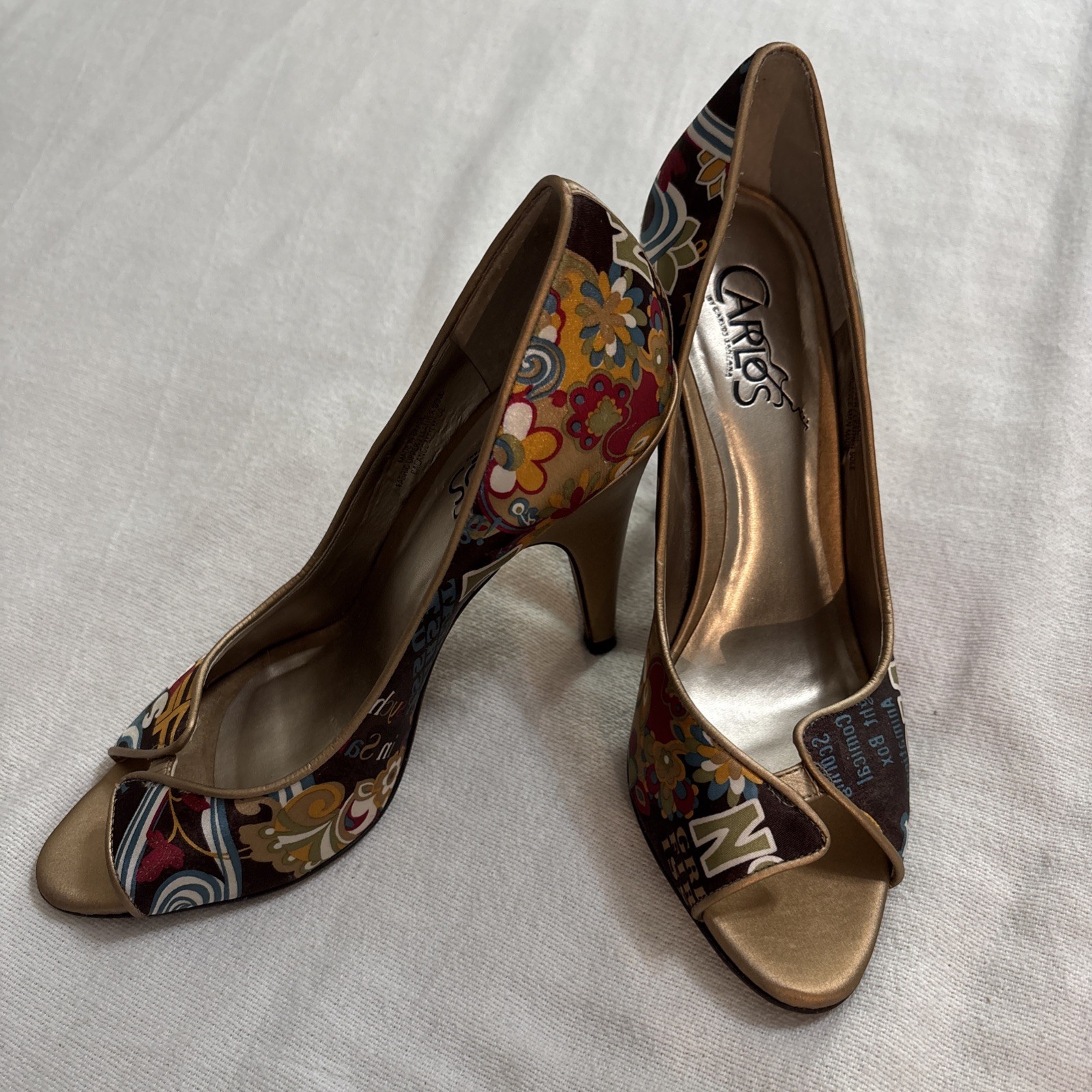 Carlos Santana Pounce Gold Graffiti Print Peep Toe Pumps Artsy Funky Retro 7.5