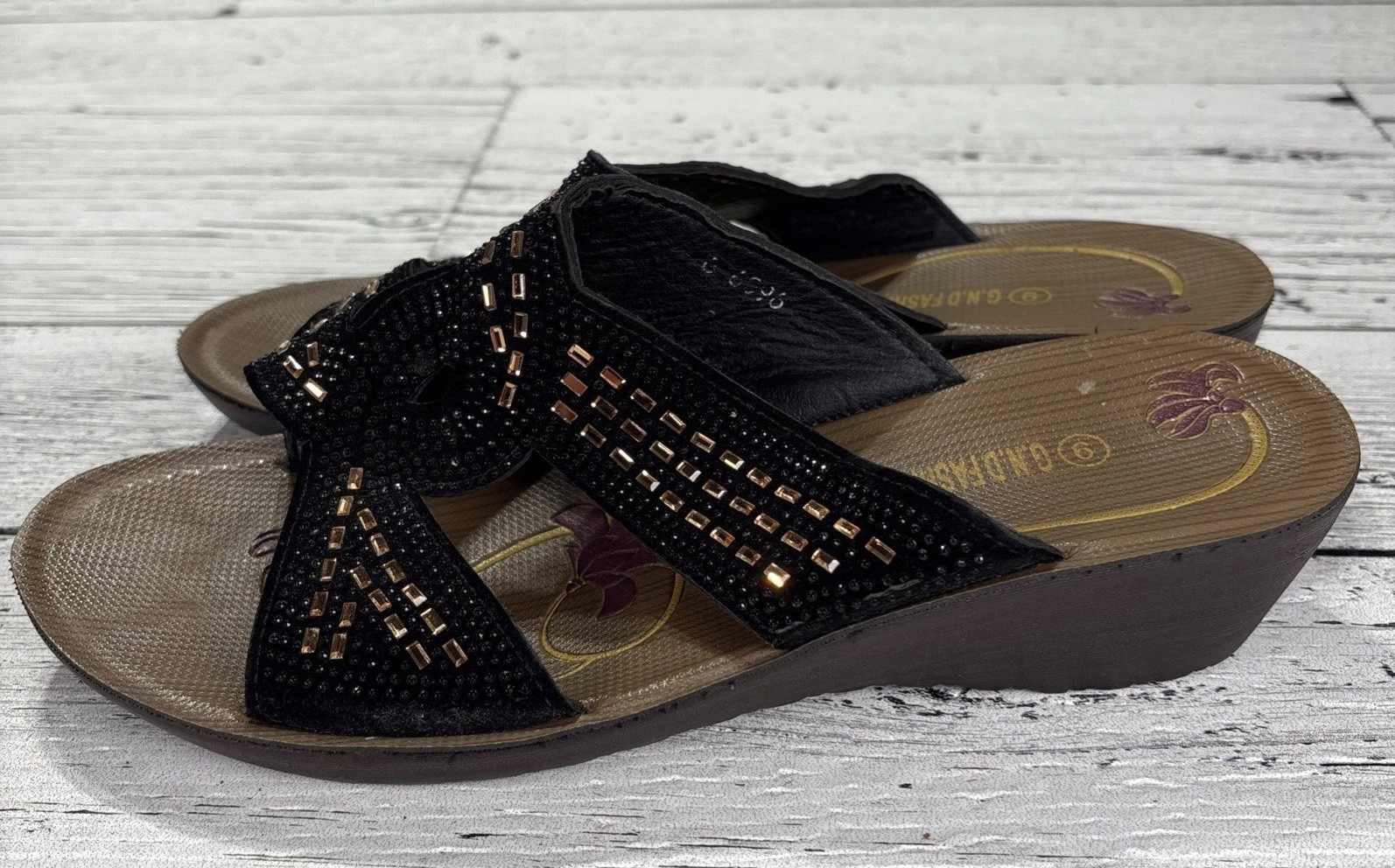 G.N.D Womens Sz 7 1/2 Black rhinestone accent Sandals New in Box style # 9639