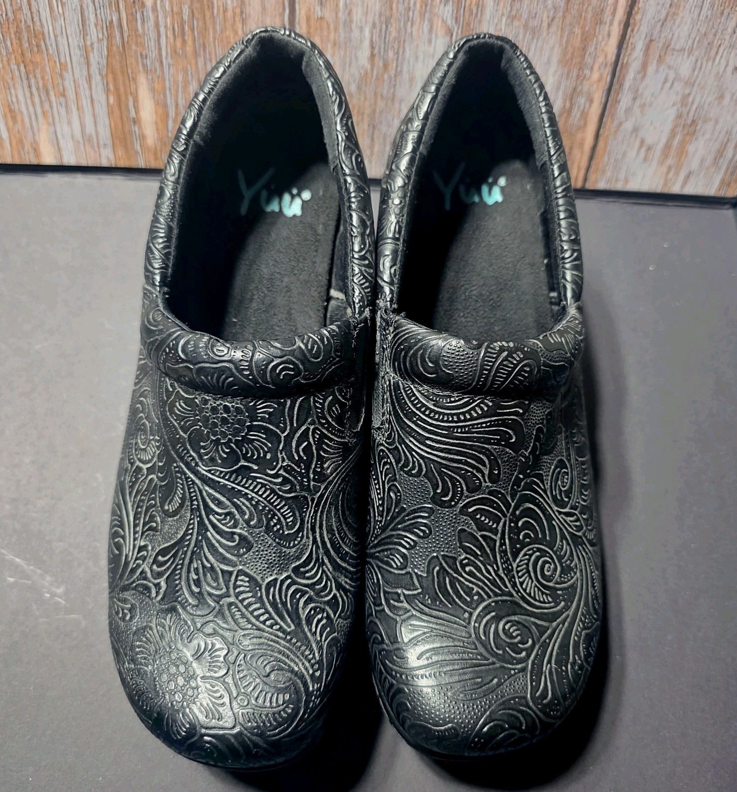 Yuu Bethanee Black Tooled Embossed Leather Floral Paisley Clogs Slip-On Shoes 8W