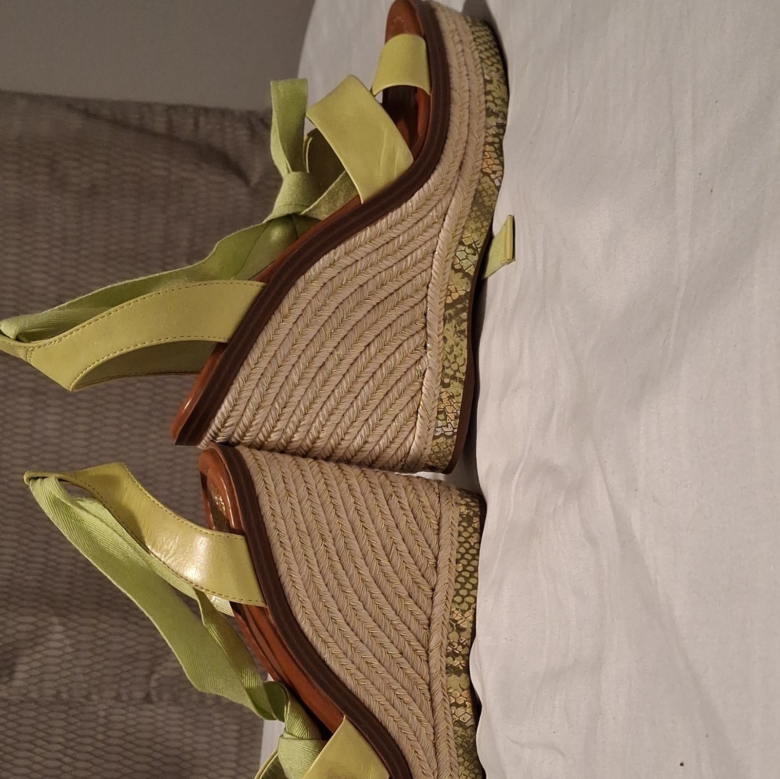 Sexy Vince Camuto Women’s Green Leather Wedge Sandals Tie Ankle Strap US 9.5