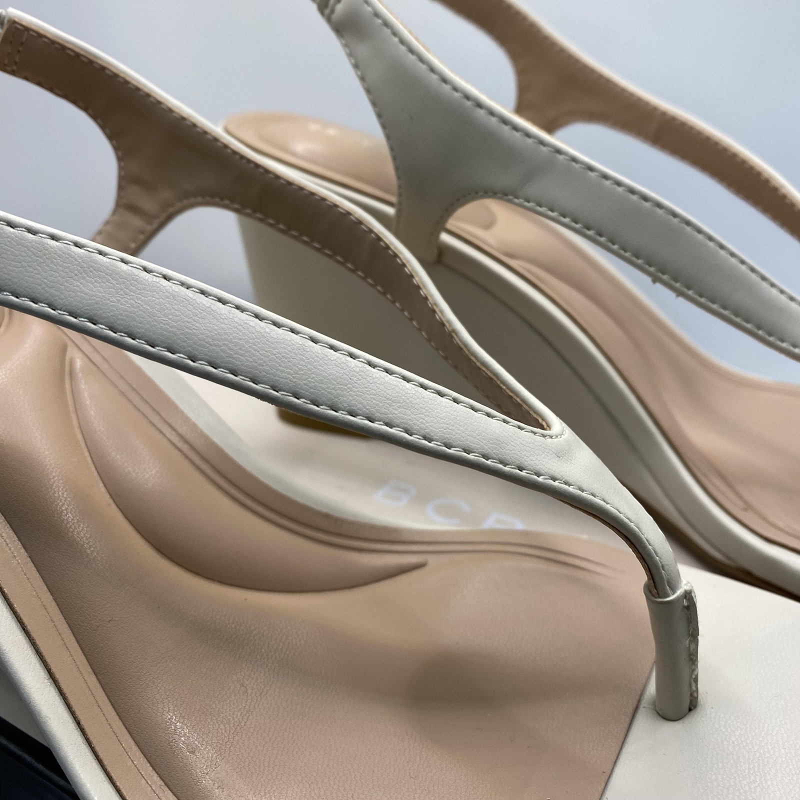 BCBGeneration Serenity Shoes Womens Size 10 Cream Thong Wedge Sandals Comfort