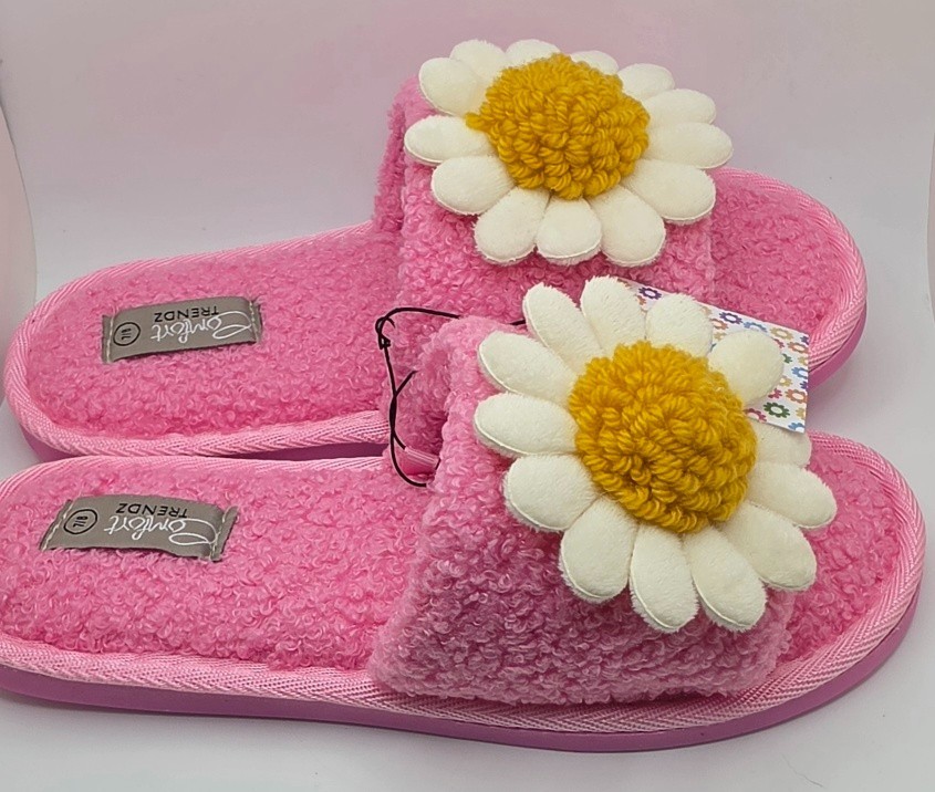 Women’s Pink Size 7/8 Fuzzy Slippers With Daisy-NWT