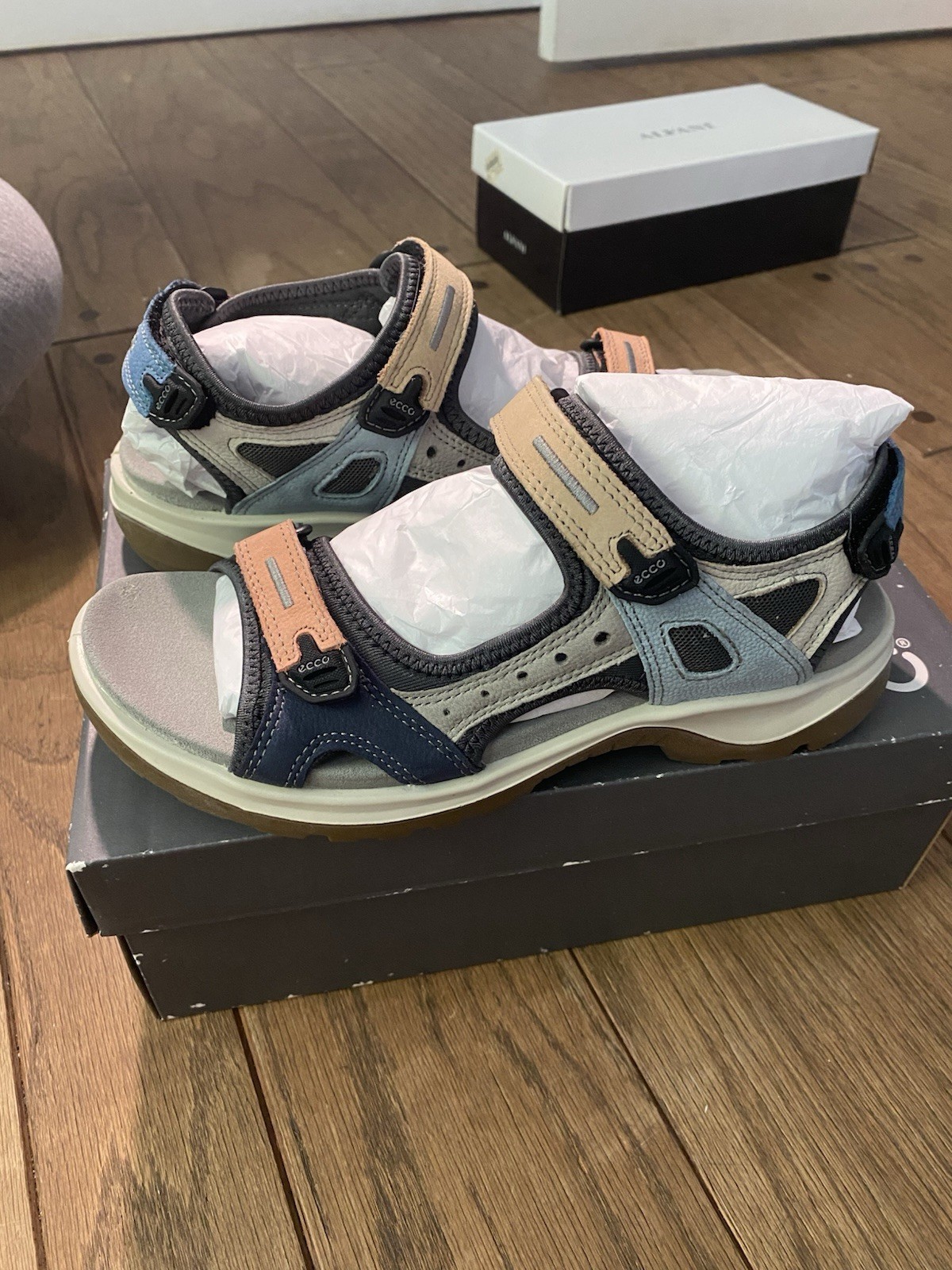 ECCO Women’s New Yukatan Sandal Black/gray Size 8 to 8.5 US