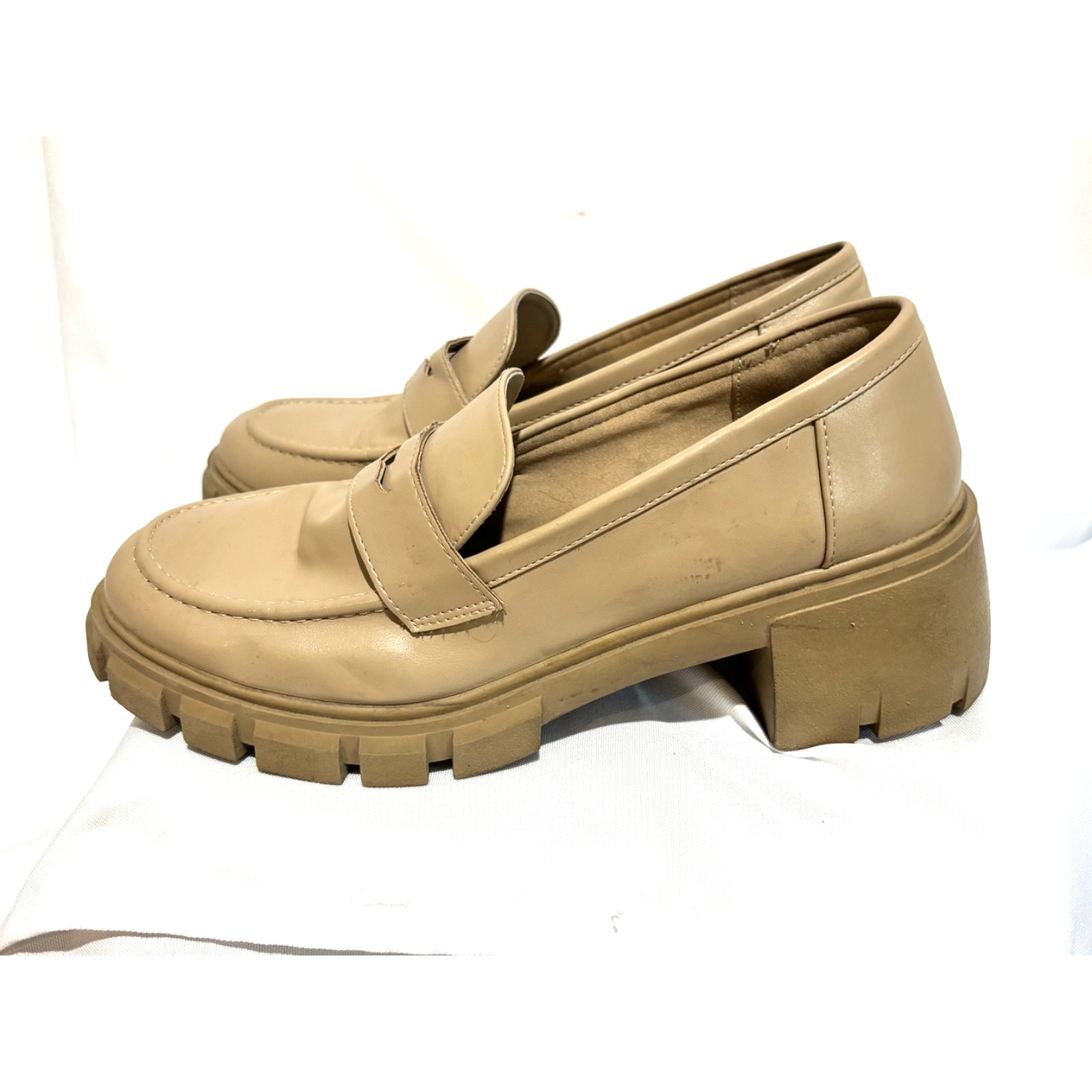 Cushionaire Women’s Platform Chunky Penny Loafers Beige sz 10 Grunge Academia
