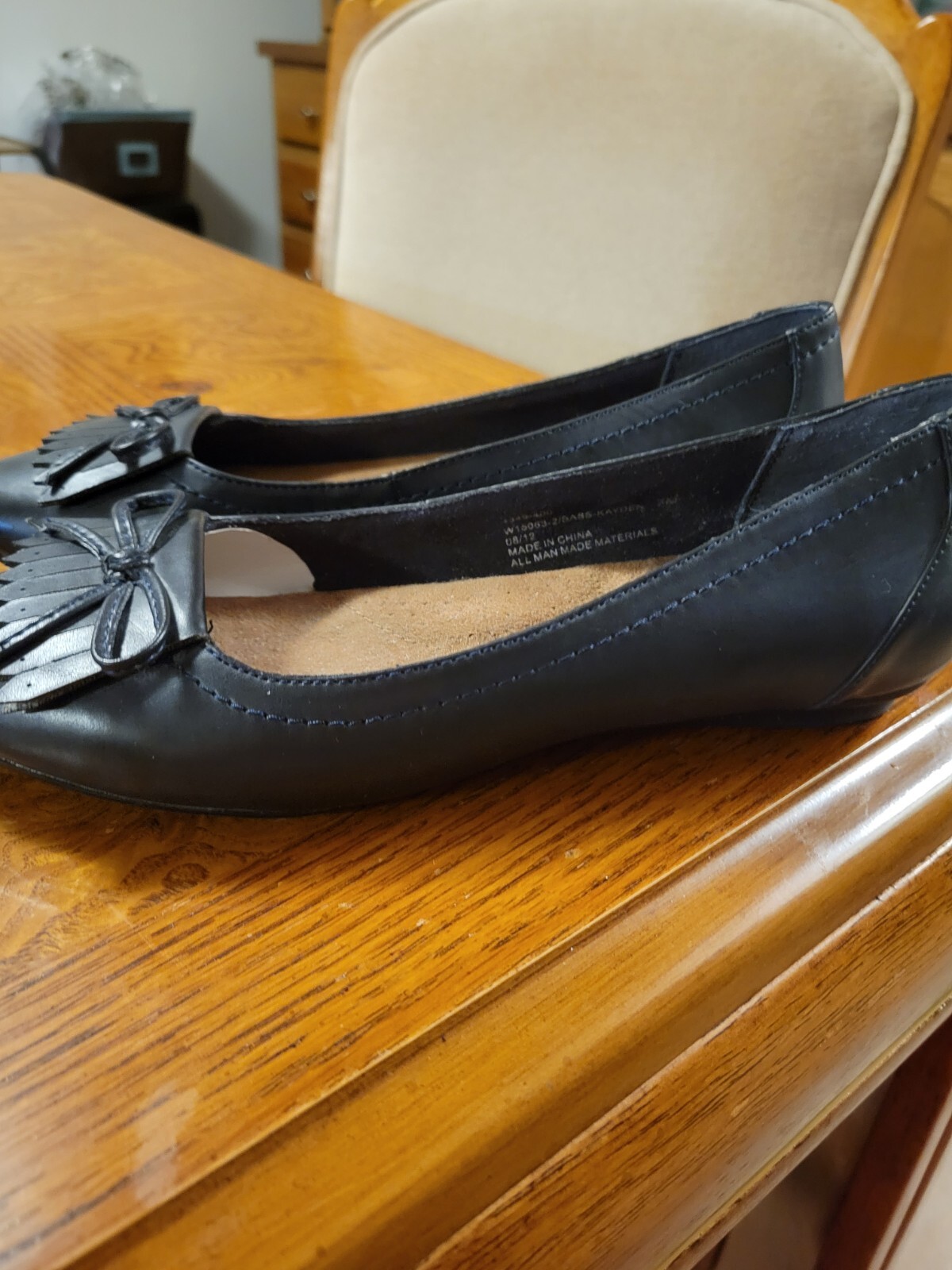 Black Leather Shallow Toe Kilted Flats By BASS Sz 7. Immaculate Condition.