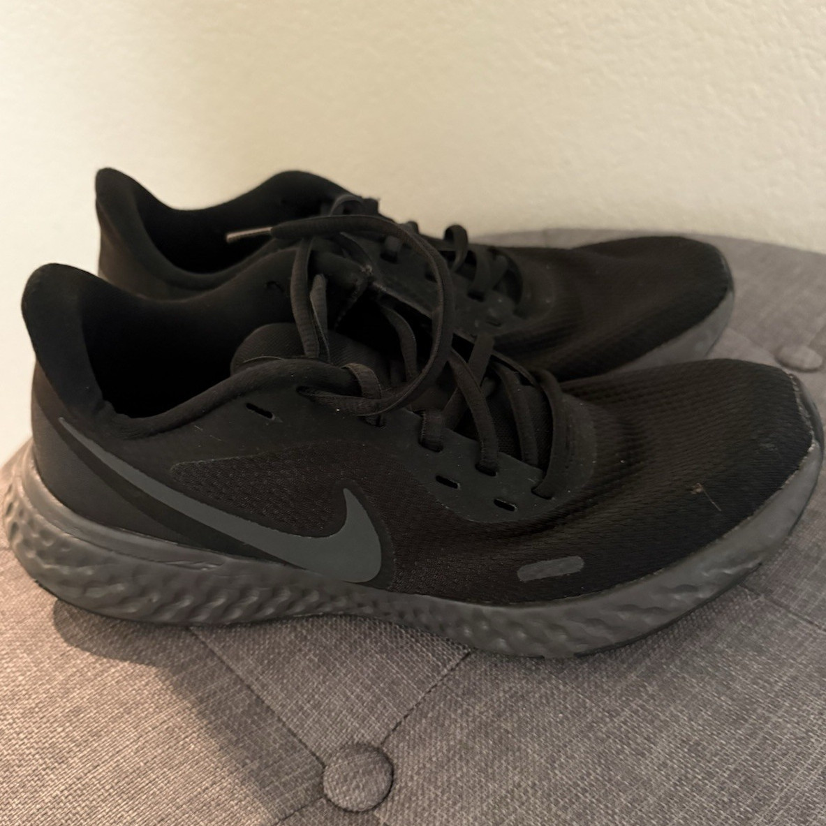 Nike Revolution 5 Men’s Low Top Lace-Up Athletic Sneakers Black/Gray BQ3207-001