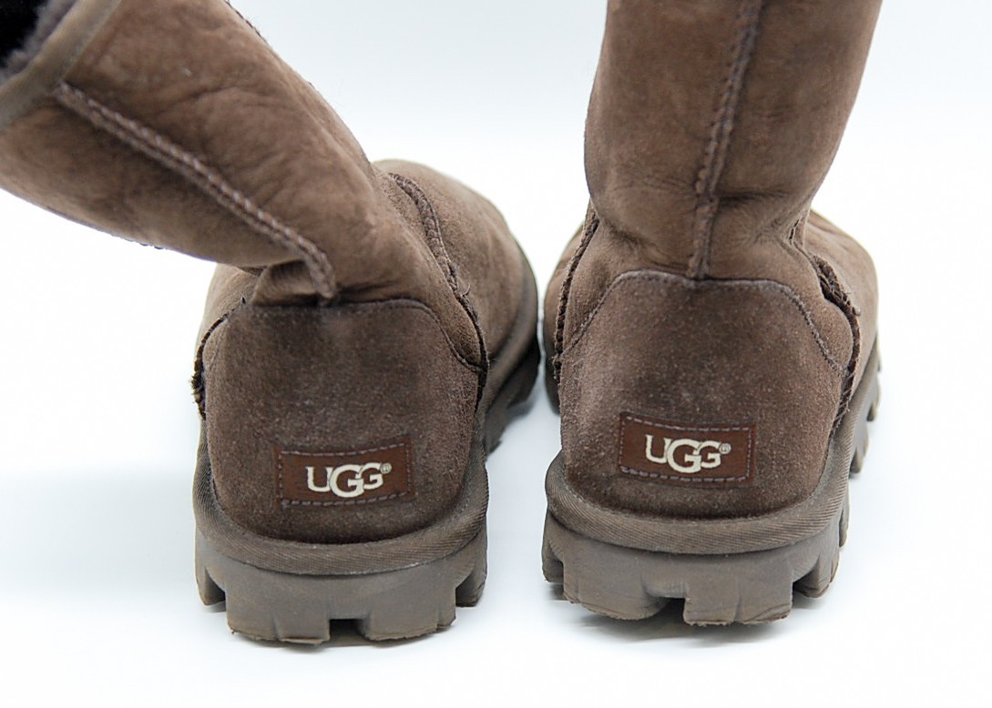 UGG Essential Short 5835 Womens Chocolate Sheepskin Boots Size 8