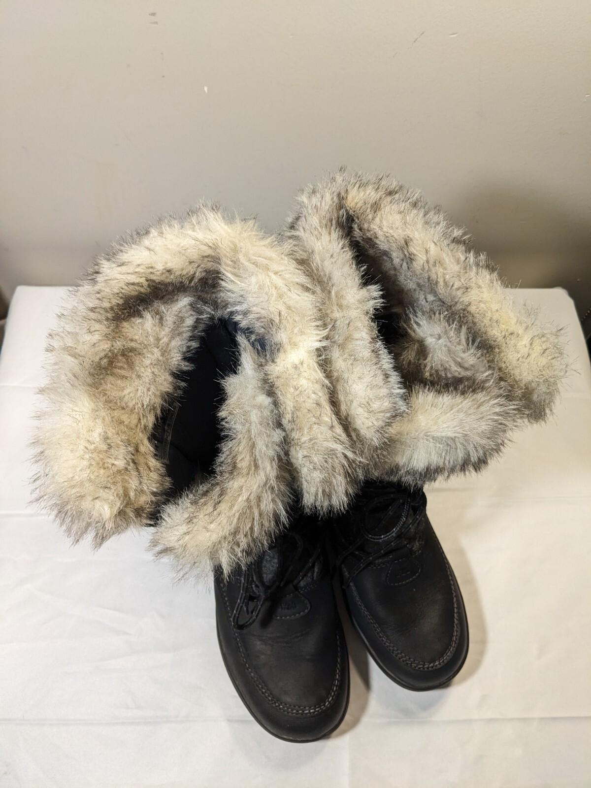 Helly Hensen Winter Snow Boots – Mimatched Sized – US Womens Left 7 & Right 8