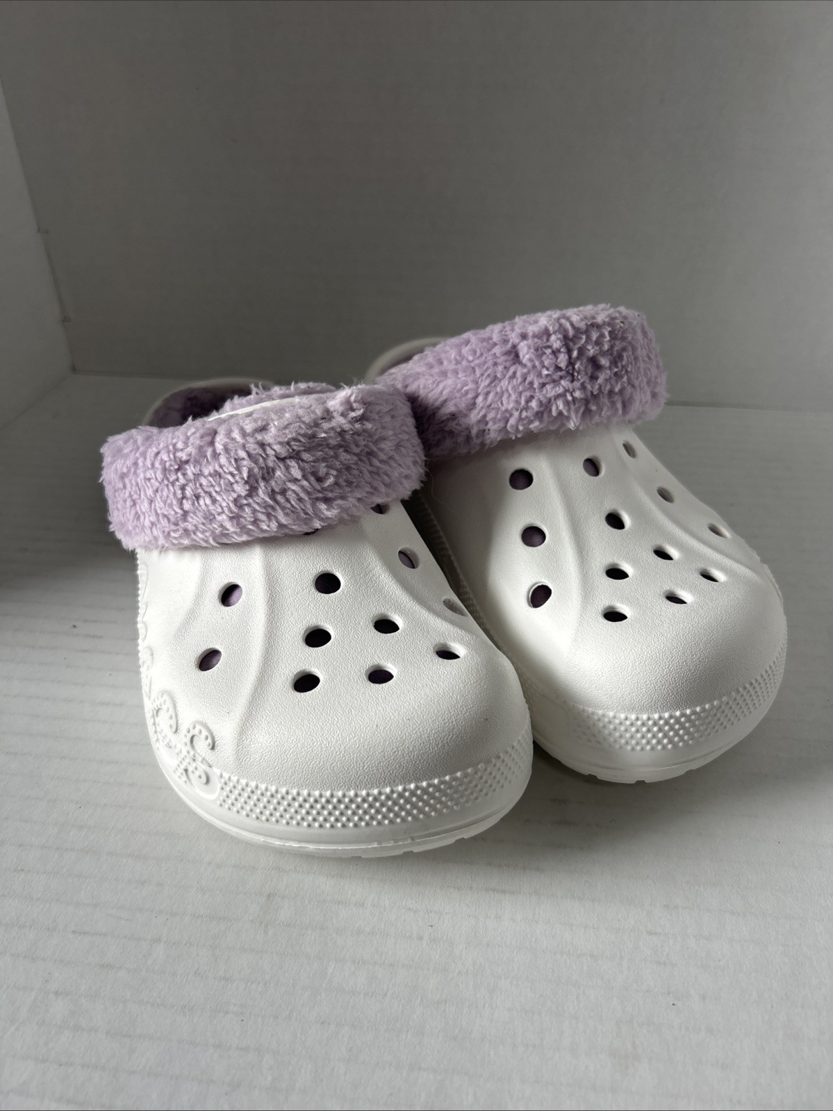 Crocs Unisex Baya Lined Clog | Fuzzy Slippers, White/Lavender Mens 4/Womens 6