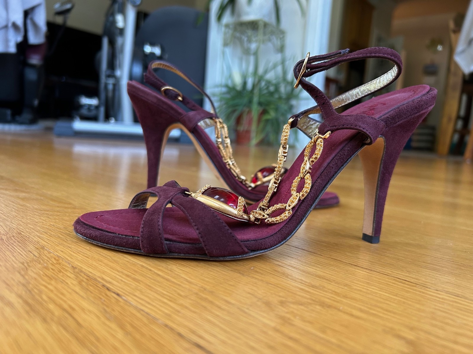 GIUSEPPE ZANOTTI Burgundy Suede Gold Chain &Red Jewel T-Strap Sandals IT 38 Good