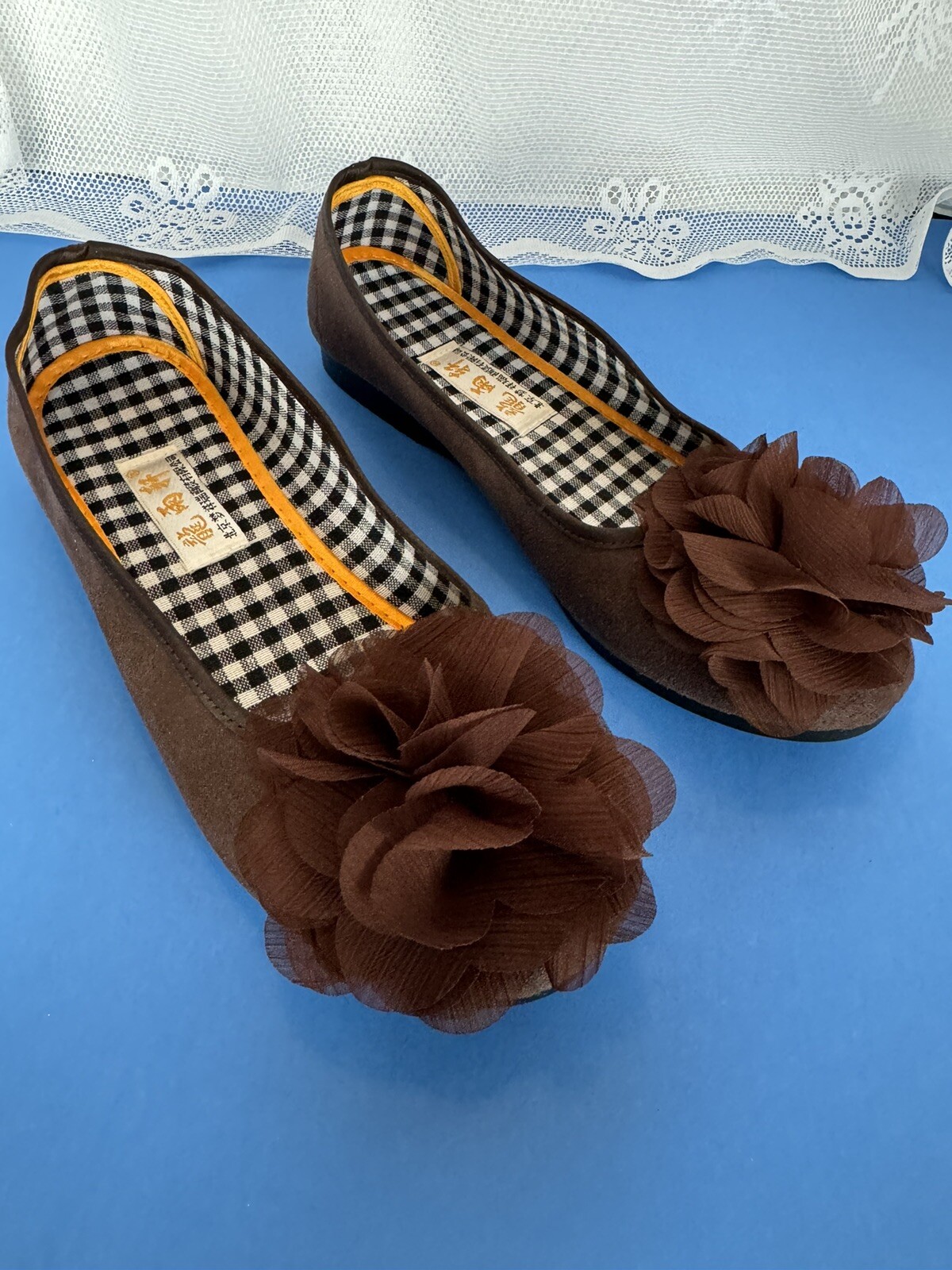 XIUXIAN WOMEN’S BEAUTIFUL SLIP ONS / SIZE 250 OR SIZE 9 M / SUPER CLEAN AND NEW