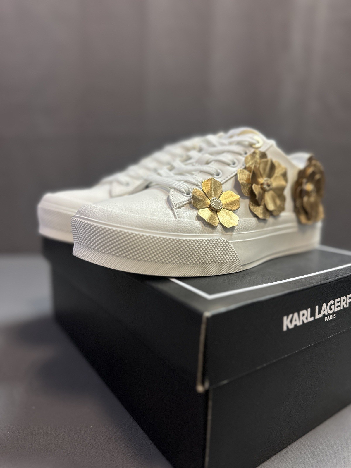 New Karl Lagerfeld Paris Women’s Gael Flower Sneakers – Bright White/Gold – US 7