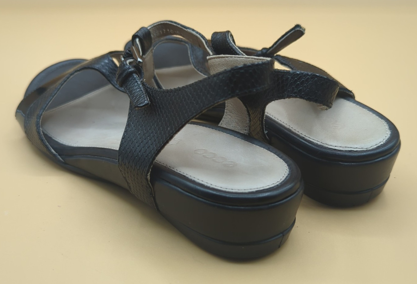 Ecco Touch T-Strap Wedge Black Sandal Womens Sz US 8.5 EU 39 Textured Snake