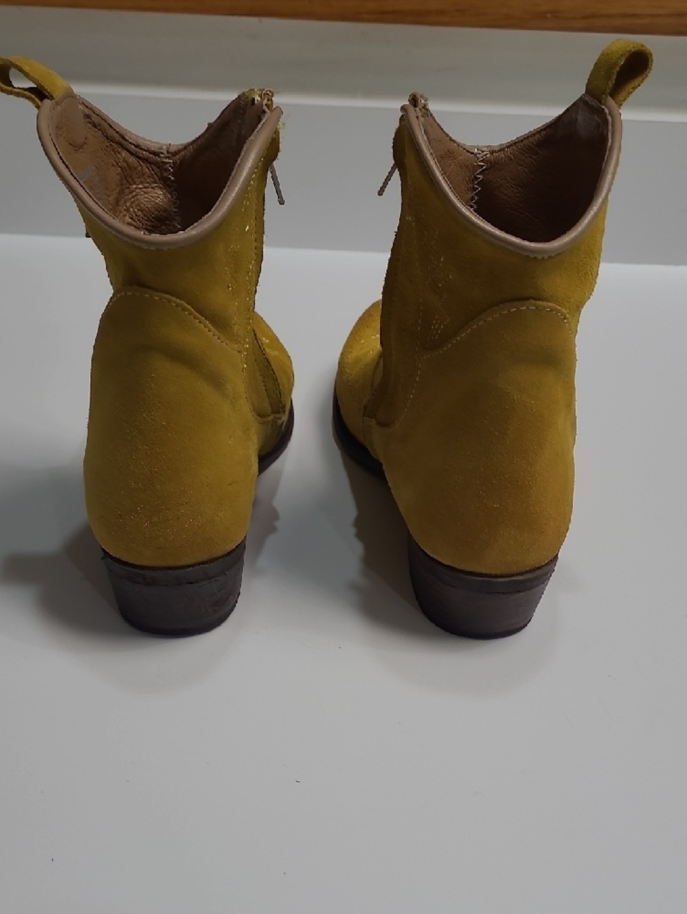 Zigi Artisan Mireya Lizard Embossed Western Yellow Suede Ankle Boots – Size 8.5
