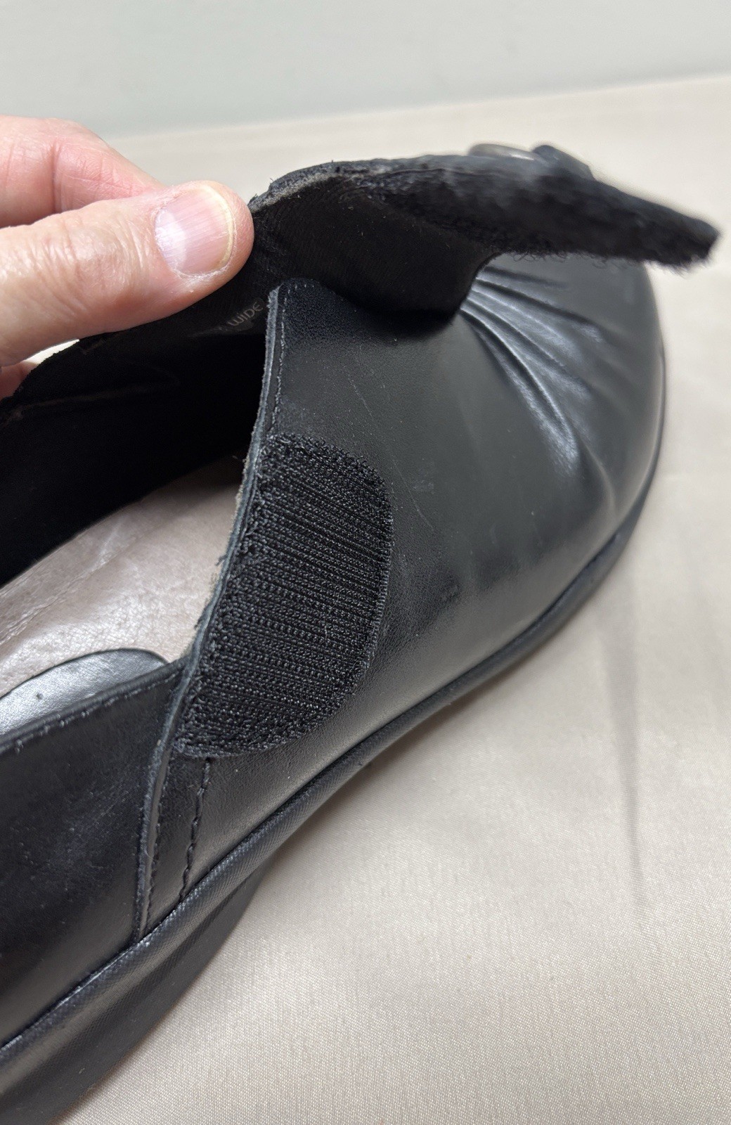 Earth Shoes Amity Slip On Round Toe Black Leather Comfort Loafer 8.5 D Wide
