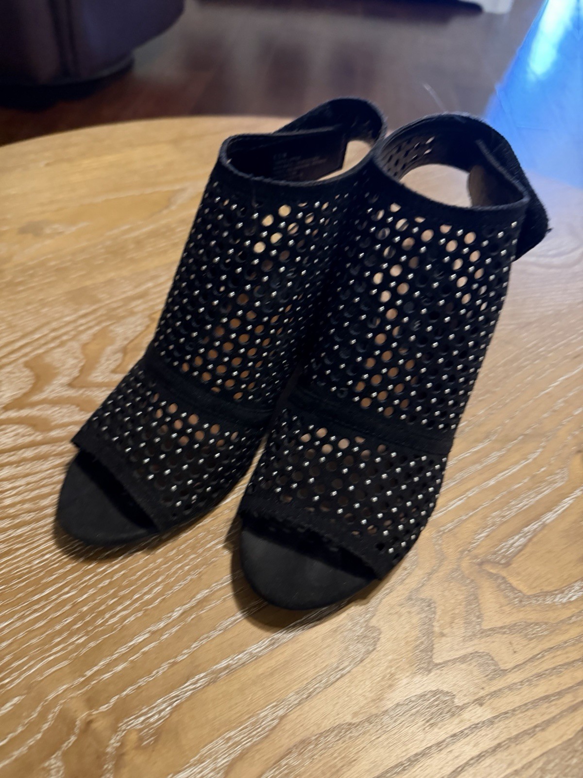 David Aaron Dezaray Shoes Womens 6.5 Black Faux Suede Perforated Block Heel