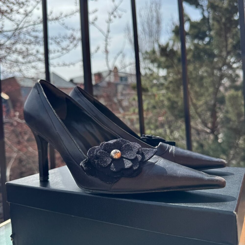 Vintage Chanel Classic Pump Black Camellia Flower Pointed Toe Heels CC US 7/EU38