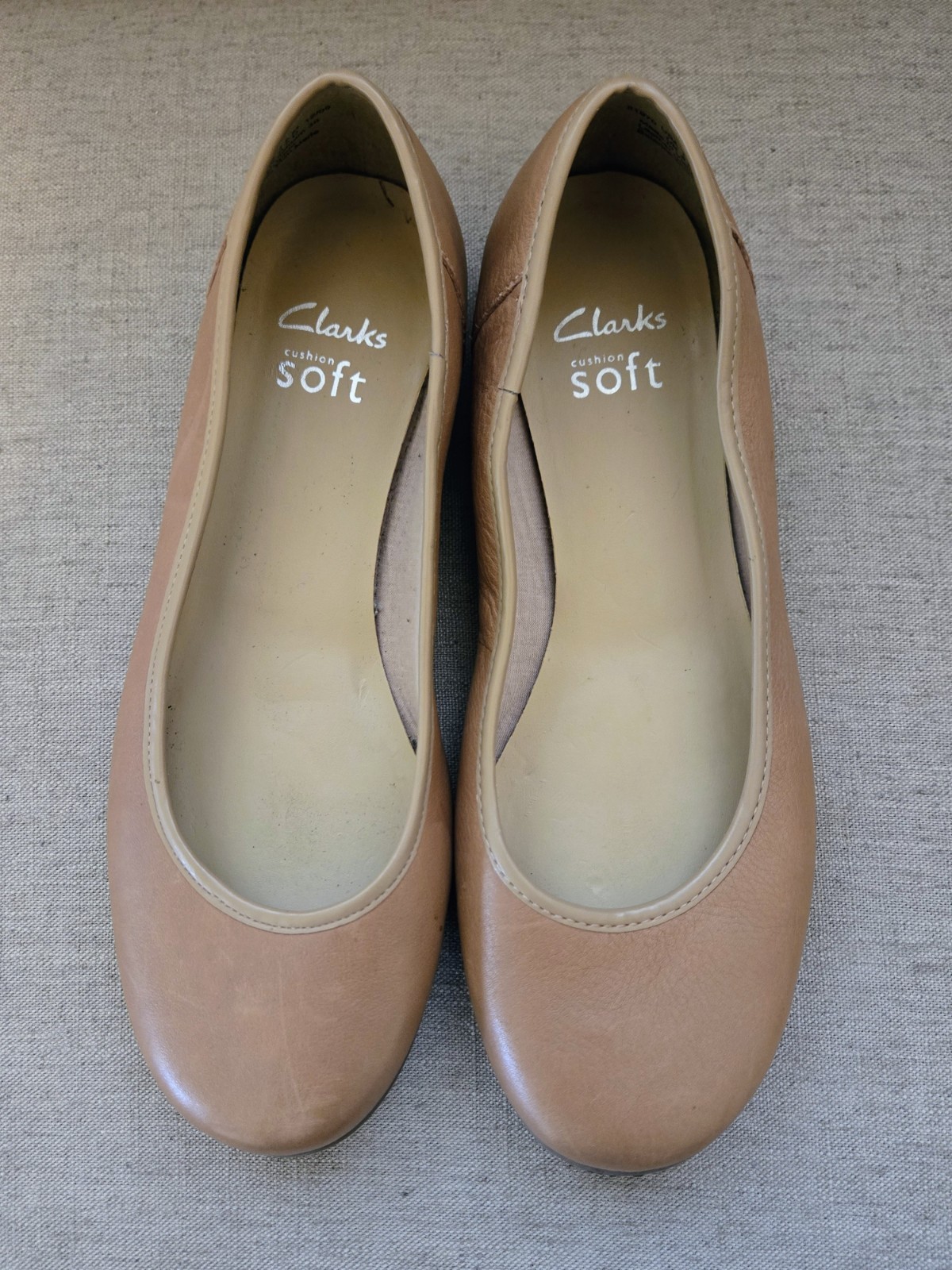 Clarks Women’s Flats Shoes Size 5 1/2 Tan Beige Brown Cushion Soft Comfort EUC