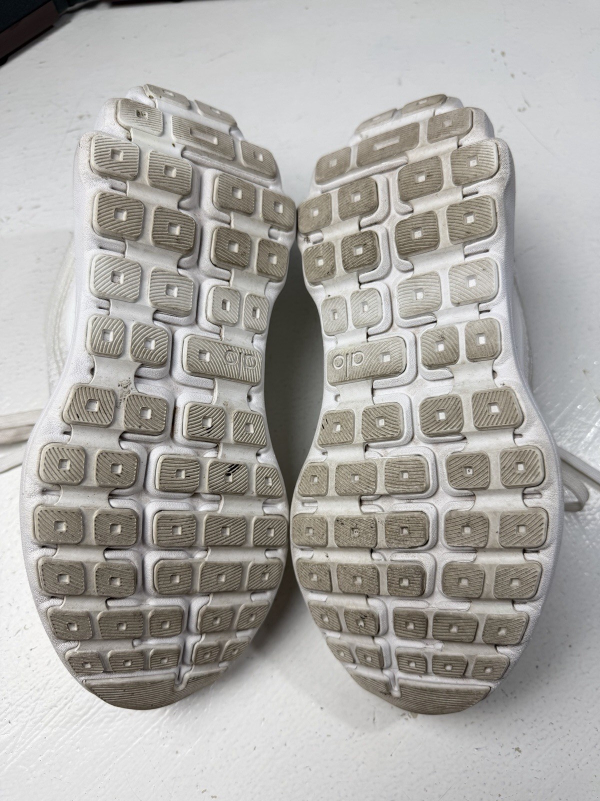 ALO Yoga Runner Men 7 | Women 8.5 White Athletic Low Top Sneakers Shoes A0590U