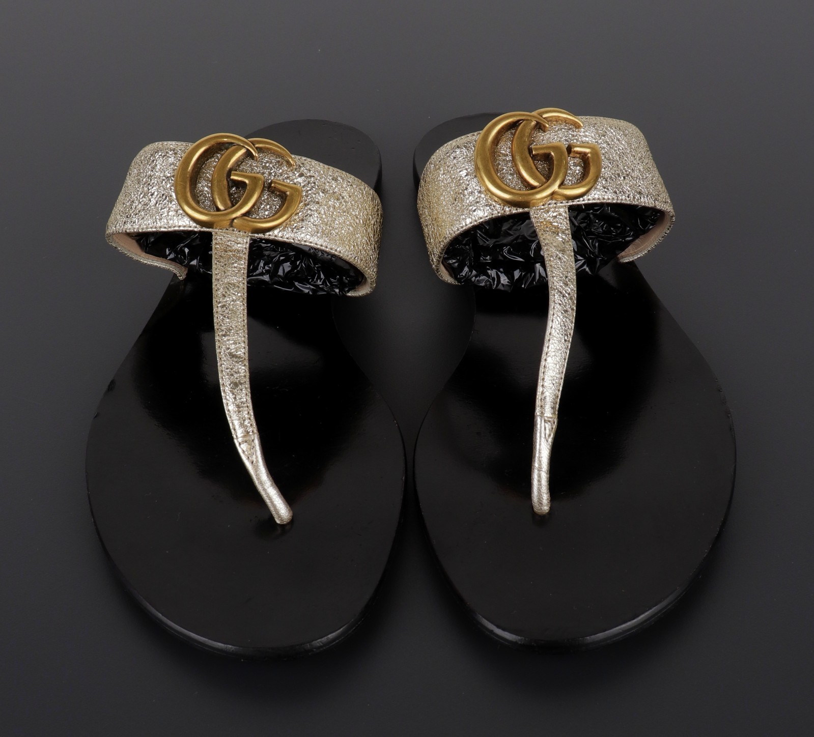 Gucci GG Marmont Metallic Logo EU39 US8 Platino Gold Leather Thong Flat Sandals