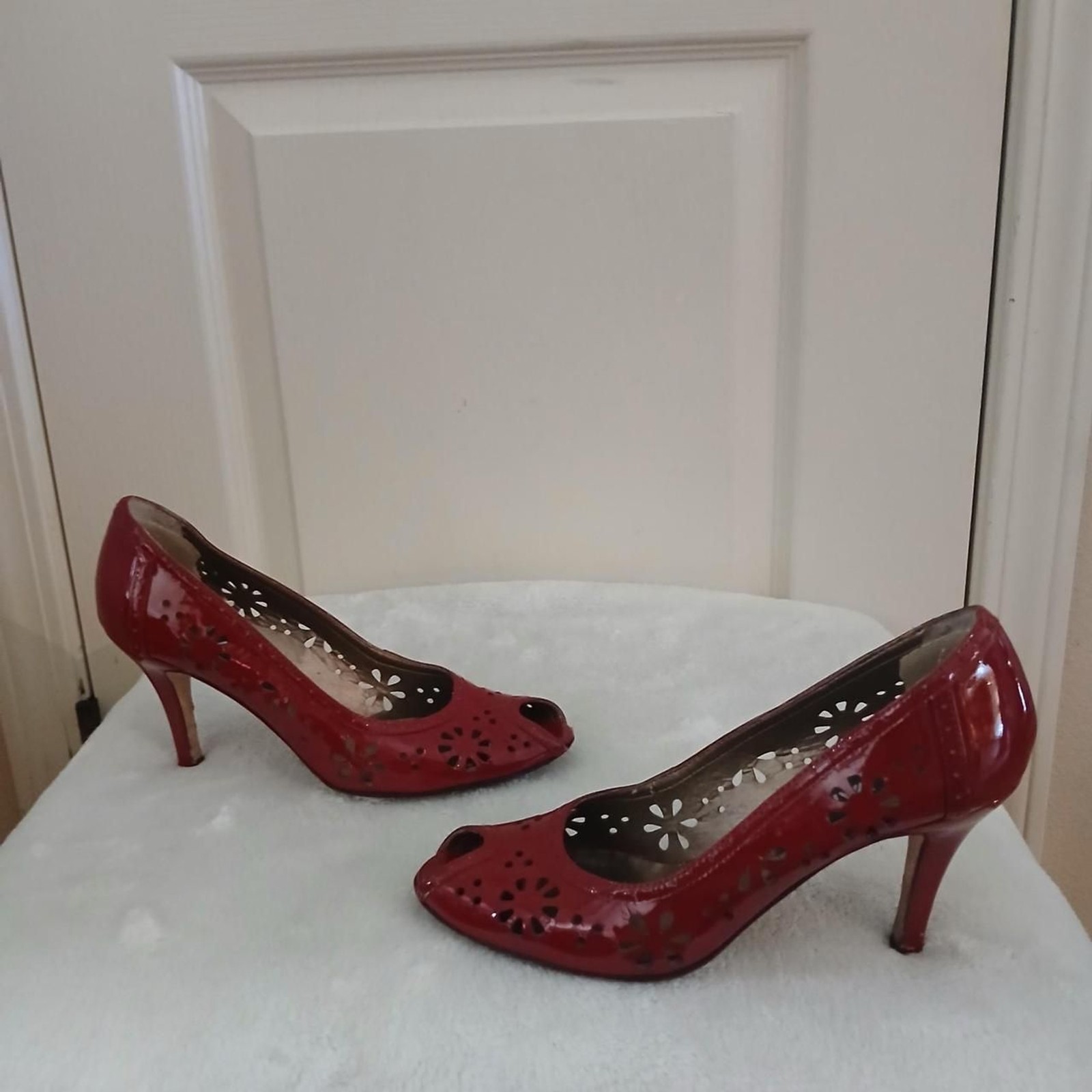 Y2K Vintage VANELi Red Patent Floral Laser Cut Peep Toe Heels 7 Rockabilly PinUp