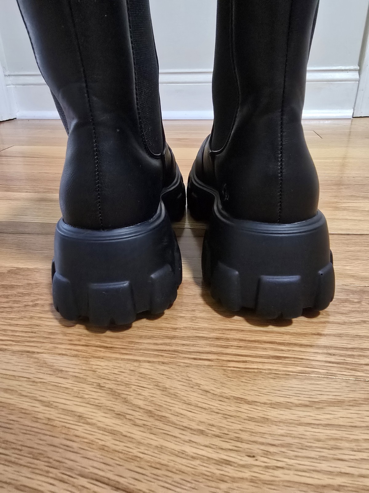 Journee Collection Women’s Vista Lug Sole Chunky Black Chelsea Boots Size 7.5