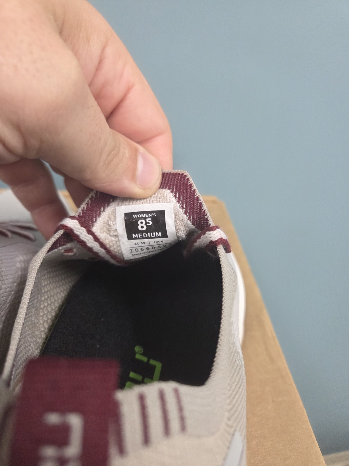 Womens 8.5! KURU Flux Knit Athletic Sneaker Vanilla Cream Maroon Breathable