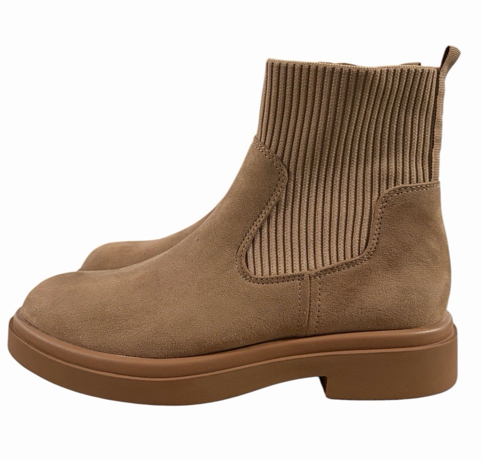 No Boundaries Women’s Faux Leather and Knit Chelsea Boots Size 6