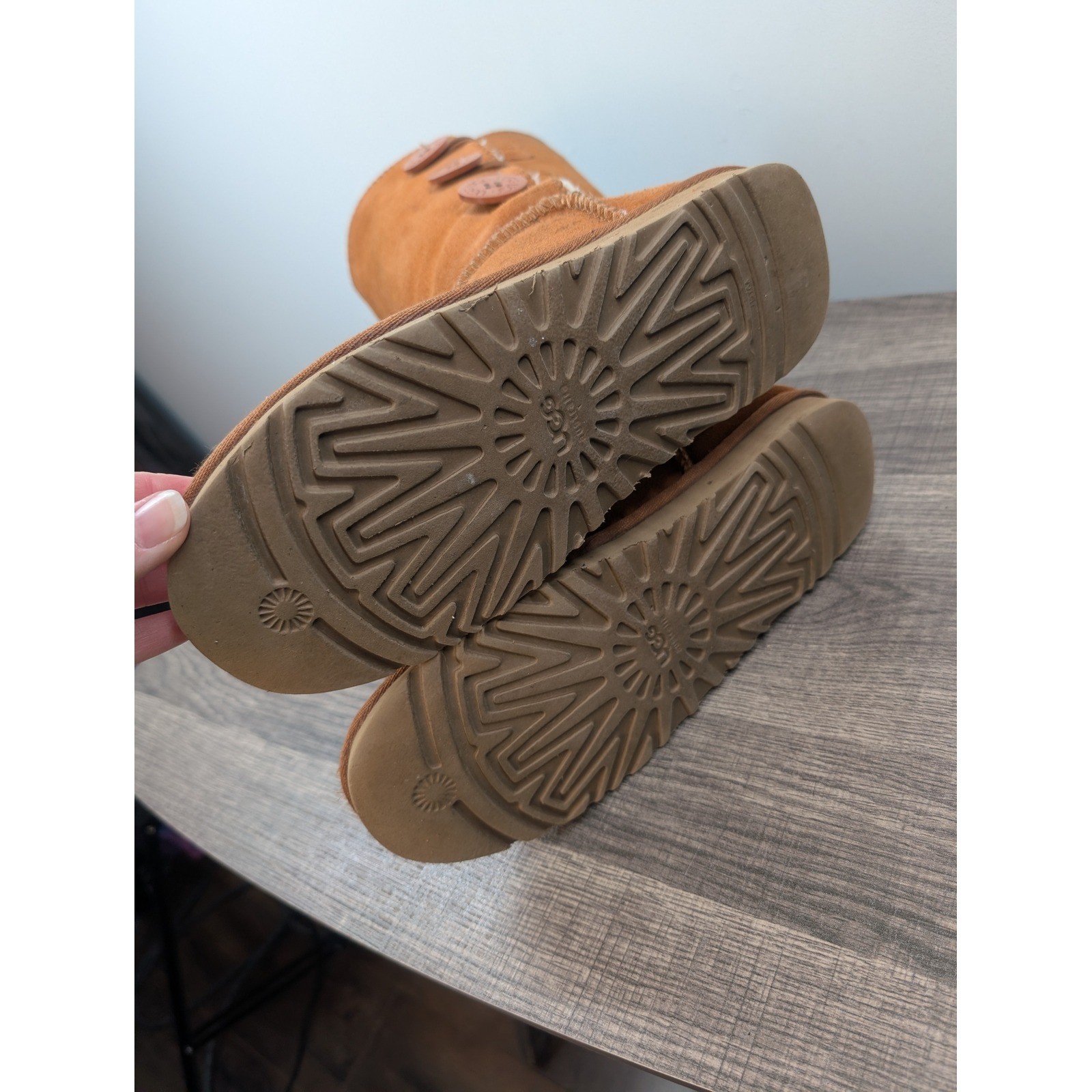 UGG Australia Classic Bailey Button Boots Chestnut Suede Sheepskin Lined Size 8