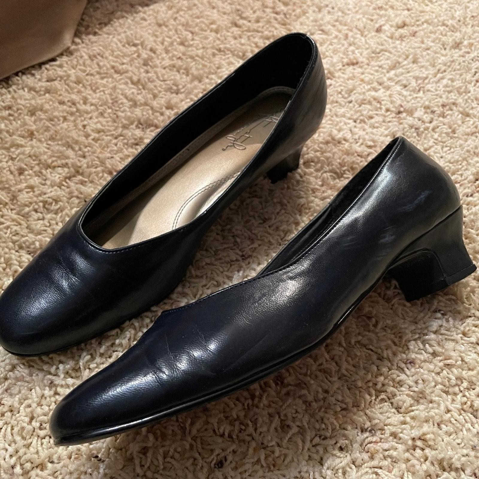 Women’s 8.5 Formal Work Heels Navy Blue Almost Black Comfortable Office Business