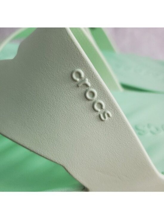 NWT – Crocs Getaway Platform Toe Loop – Size 8