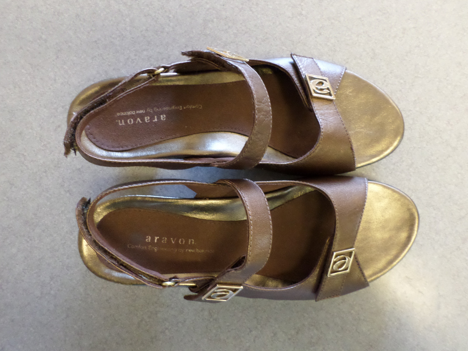Aravon by New Balance Brown Leather Sandals with 2.75 in. heel. Women’s 9 B