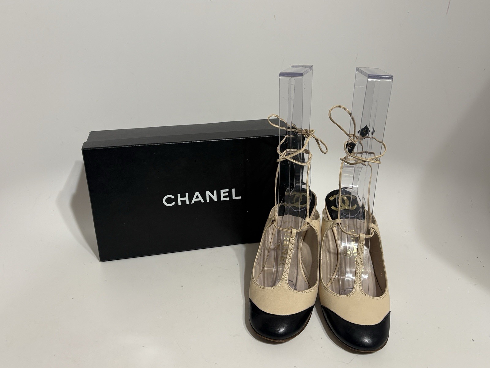Vtg Chanel Ivory Bicolor Leather T-Strap Heels 36