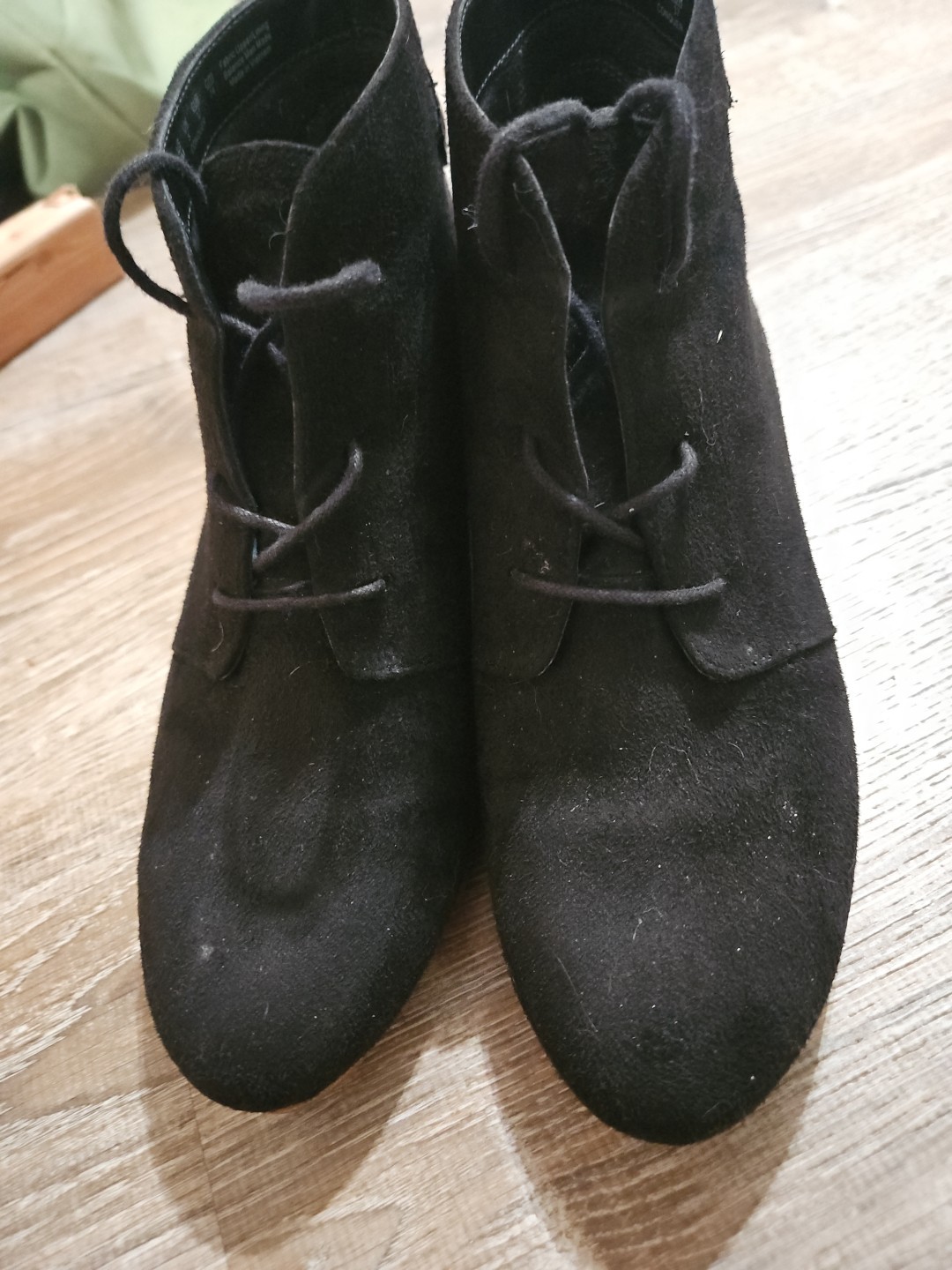 Dr Scholls Womens Size 7M 2.5in Wedge Ankle Booties Black Gold Accent Faux Suede