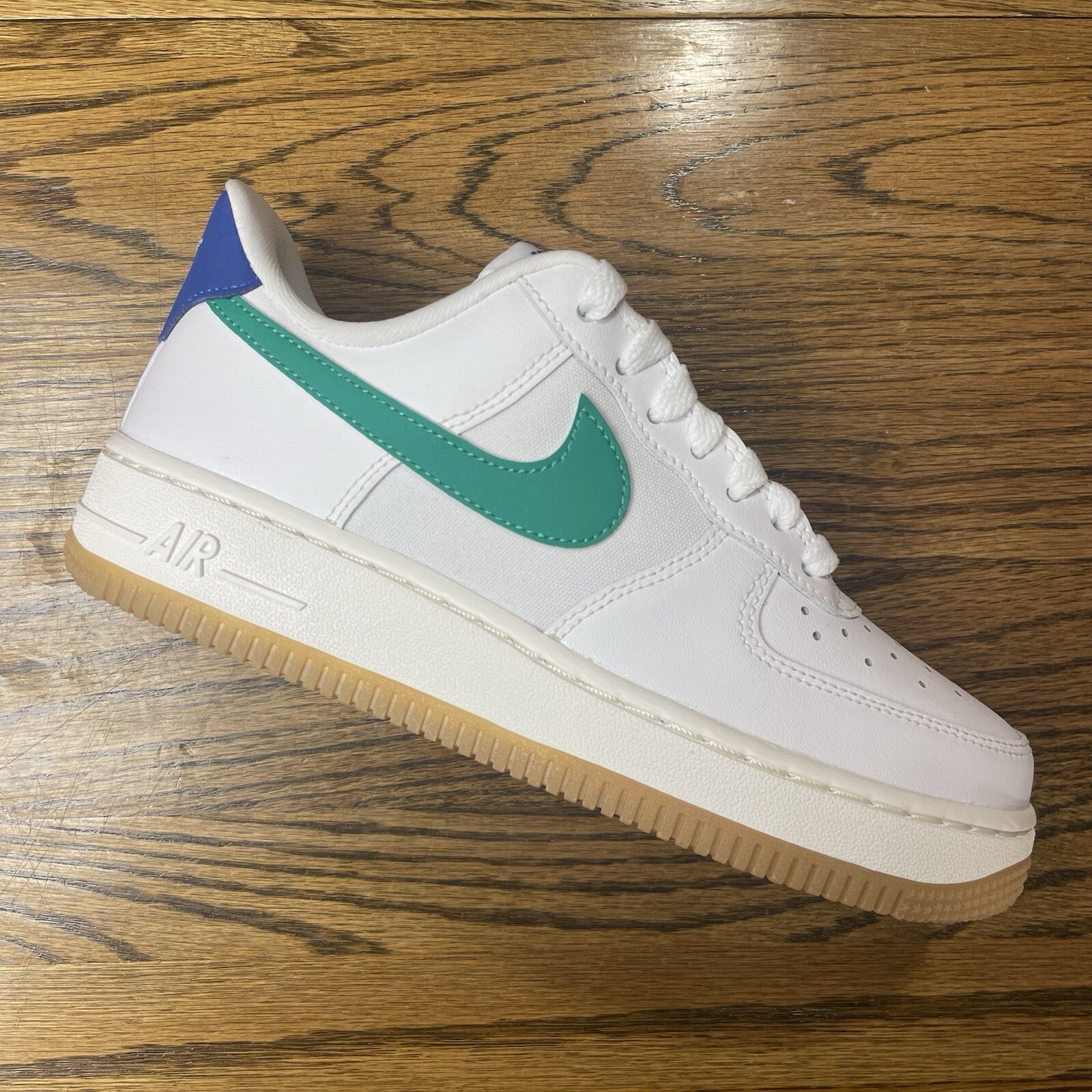 Nike Women’s Air Force 1 ’07 Shoes Stadium Green DD8959-110 Size 6 White Green