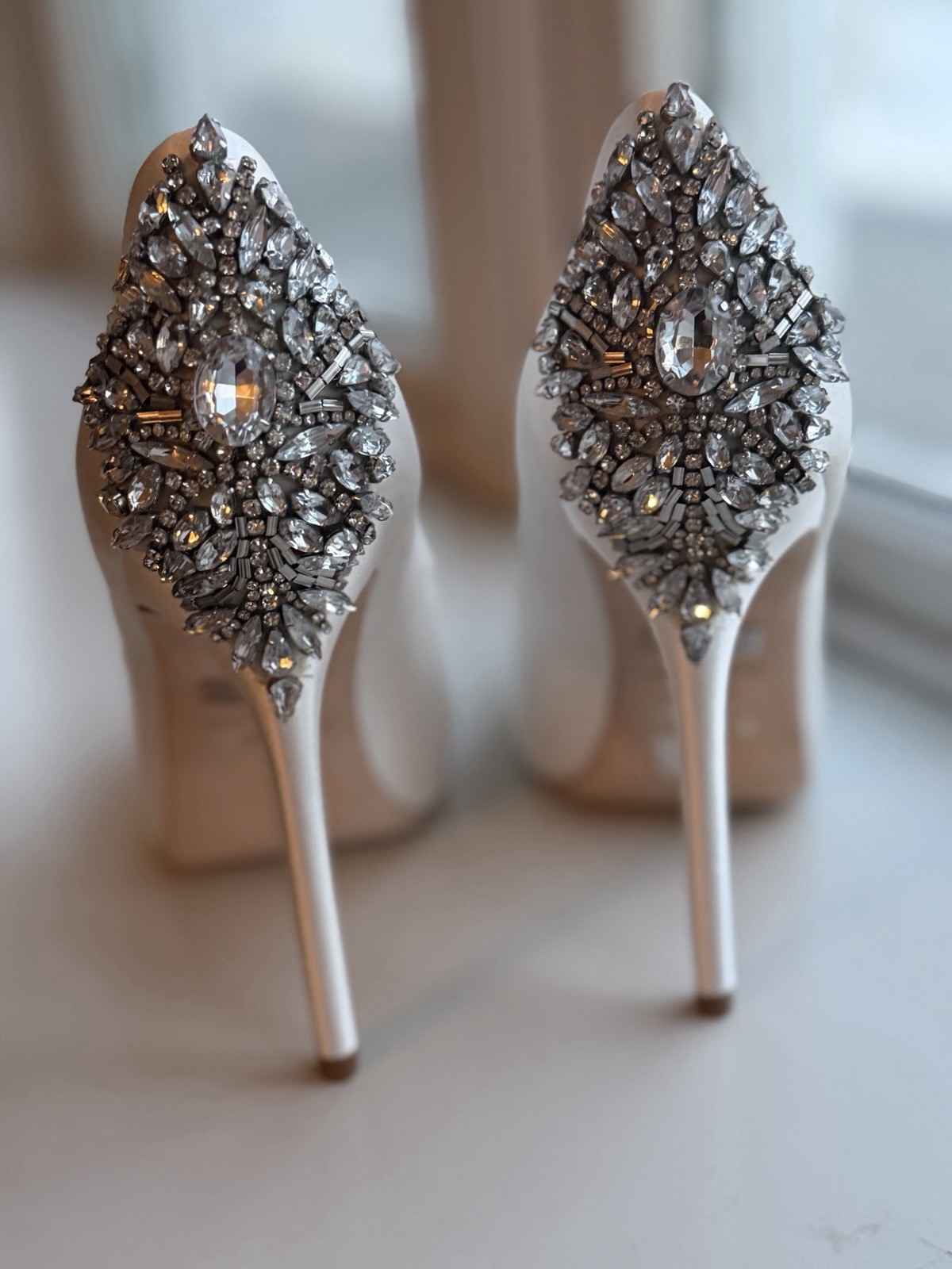 Badgley Mischka Kiara Crystal Back Open Toe White Satin Bridal Heels 8.5 $245