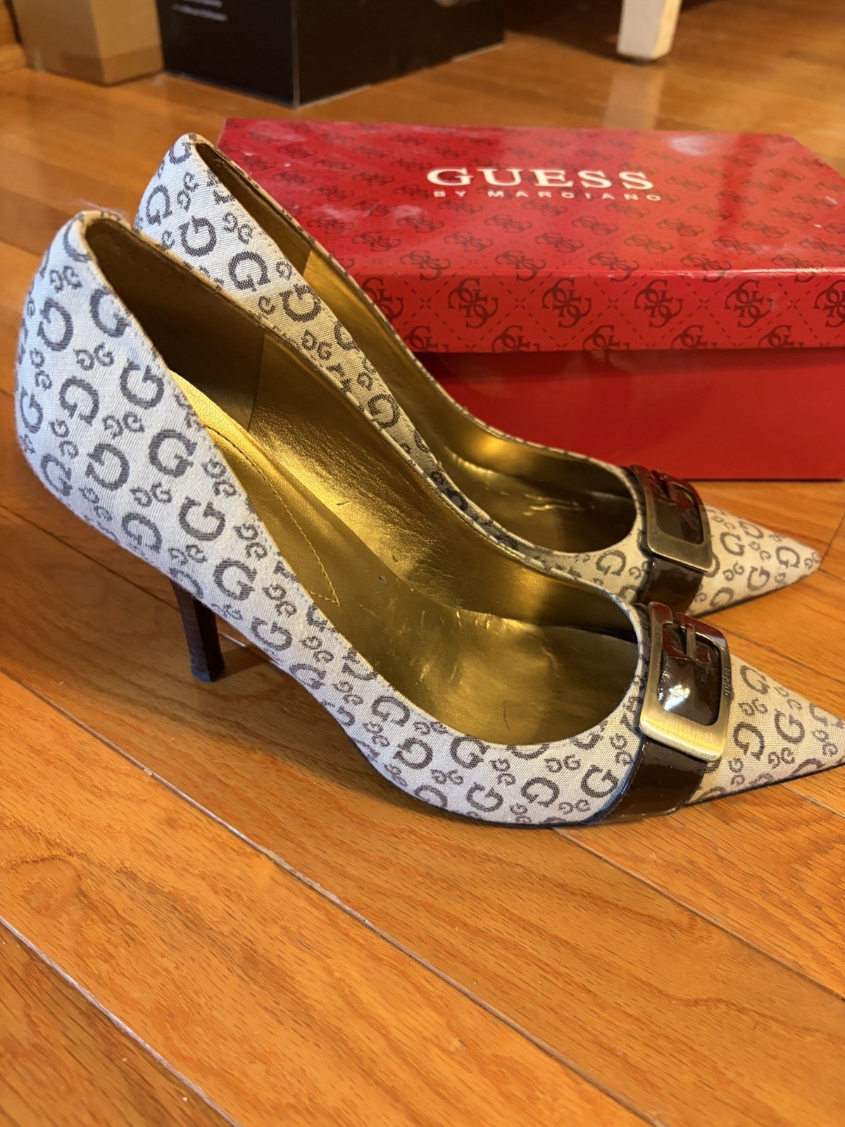 GUESS Logo Print Pointed Toe Pump Heels Slip On Buckle Accent Beige 8.5 M