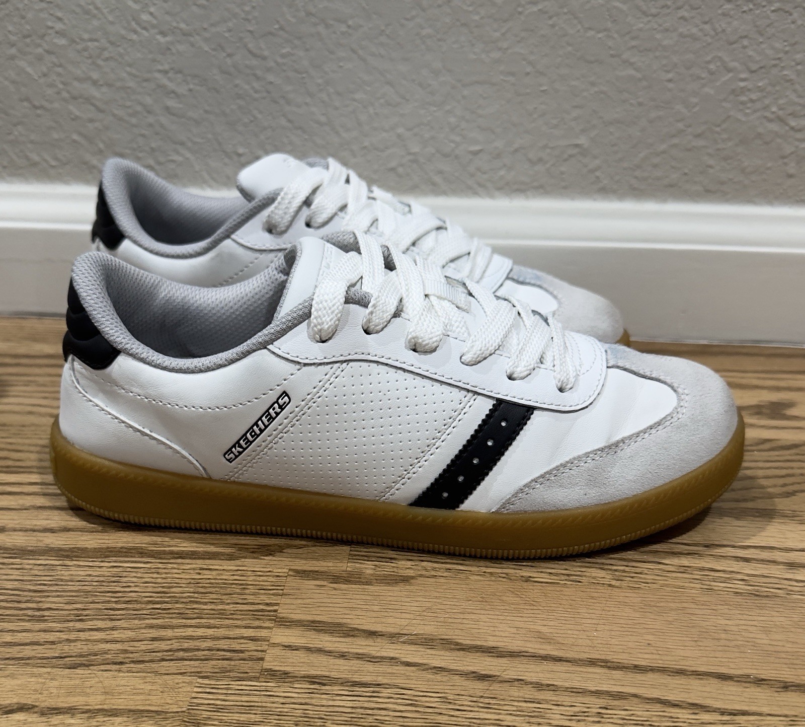 Skechers Casual Sneakers Shoes White Black Gum Sole Women’s Size 4