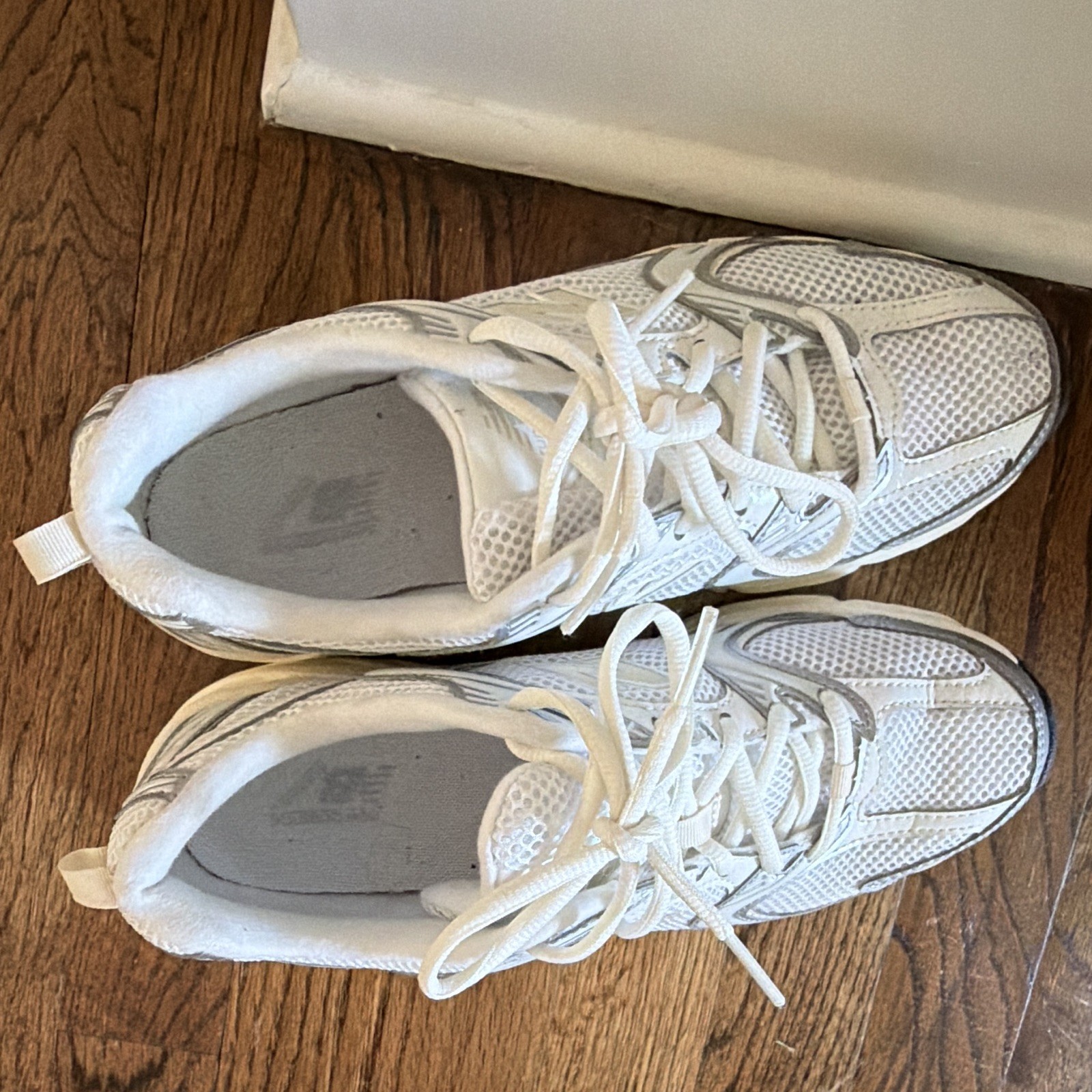 New Balance Men’s White/Gray Low Top Lace-Up Athletic Sneakers Pre-Owned