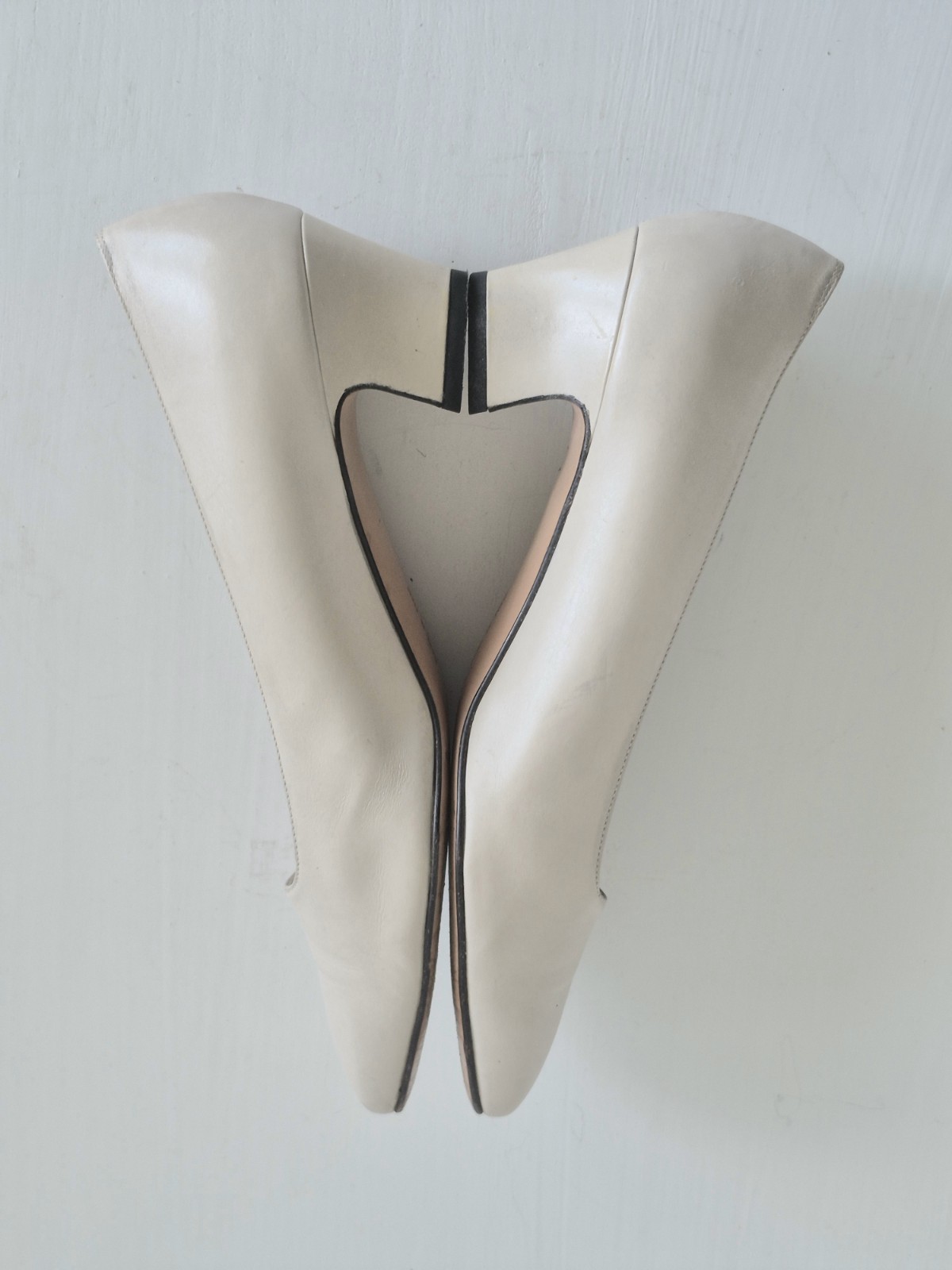 SALVATORE FERRAGAMO Italy Classic Ivory Leather Almond Toe Pumps SZ 7.5 /EU 38