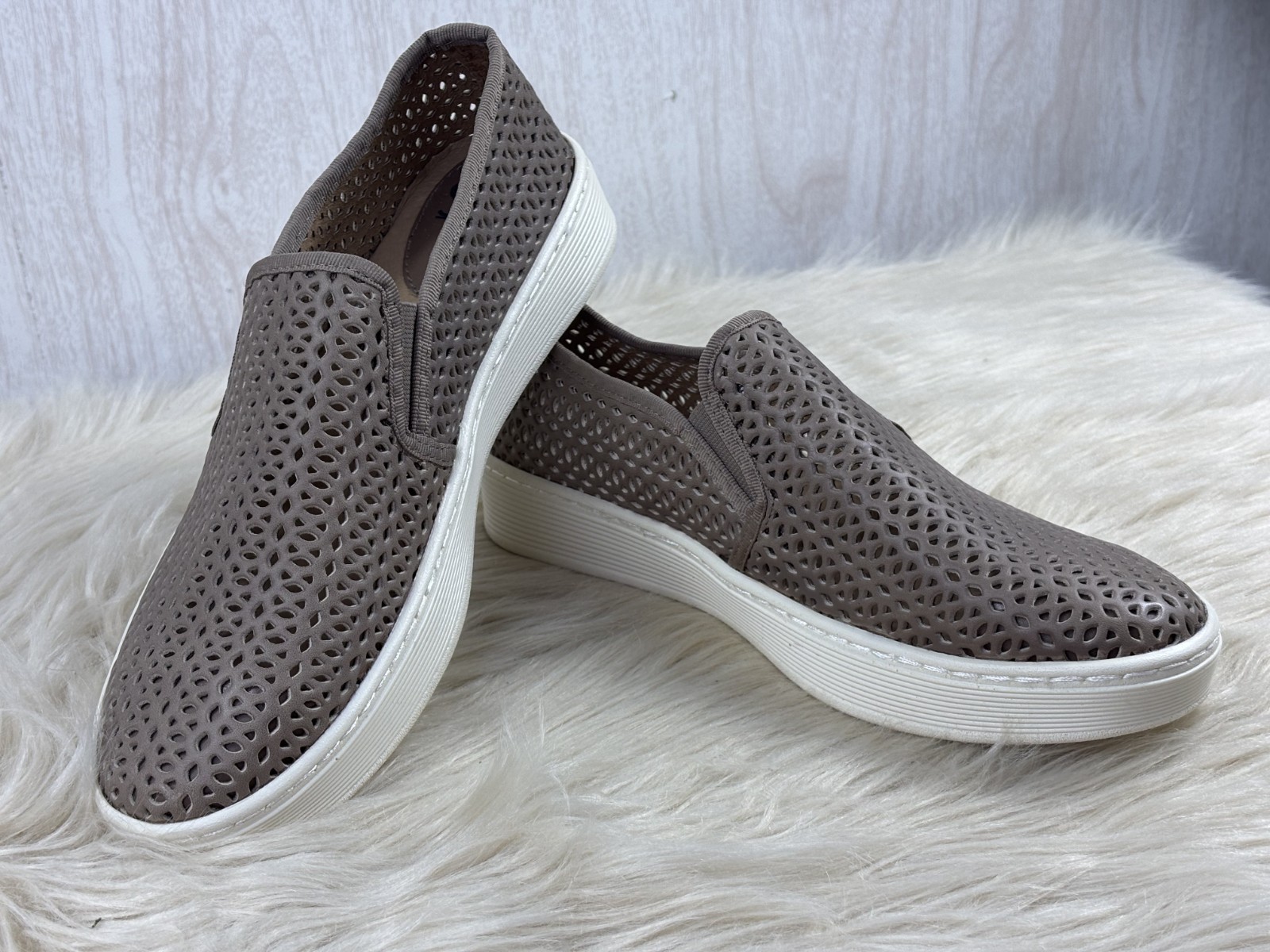 NWOT Sofft Somers II Sneakers Taupe Perforated Leather Slip On Womens 8M