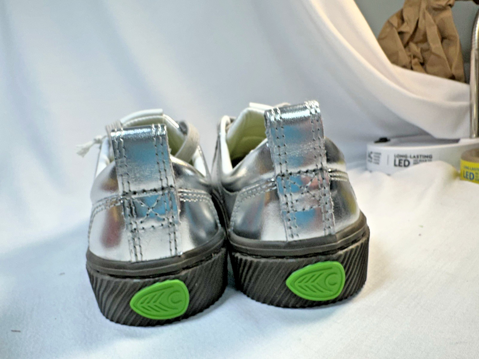 Cariuma OCA Low Sneakers Women’s 5/Men’s 3.5 Silver Leather Comfort Shoes NWT
