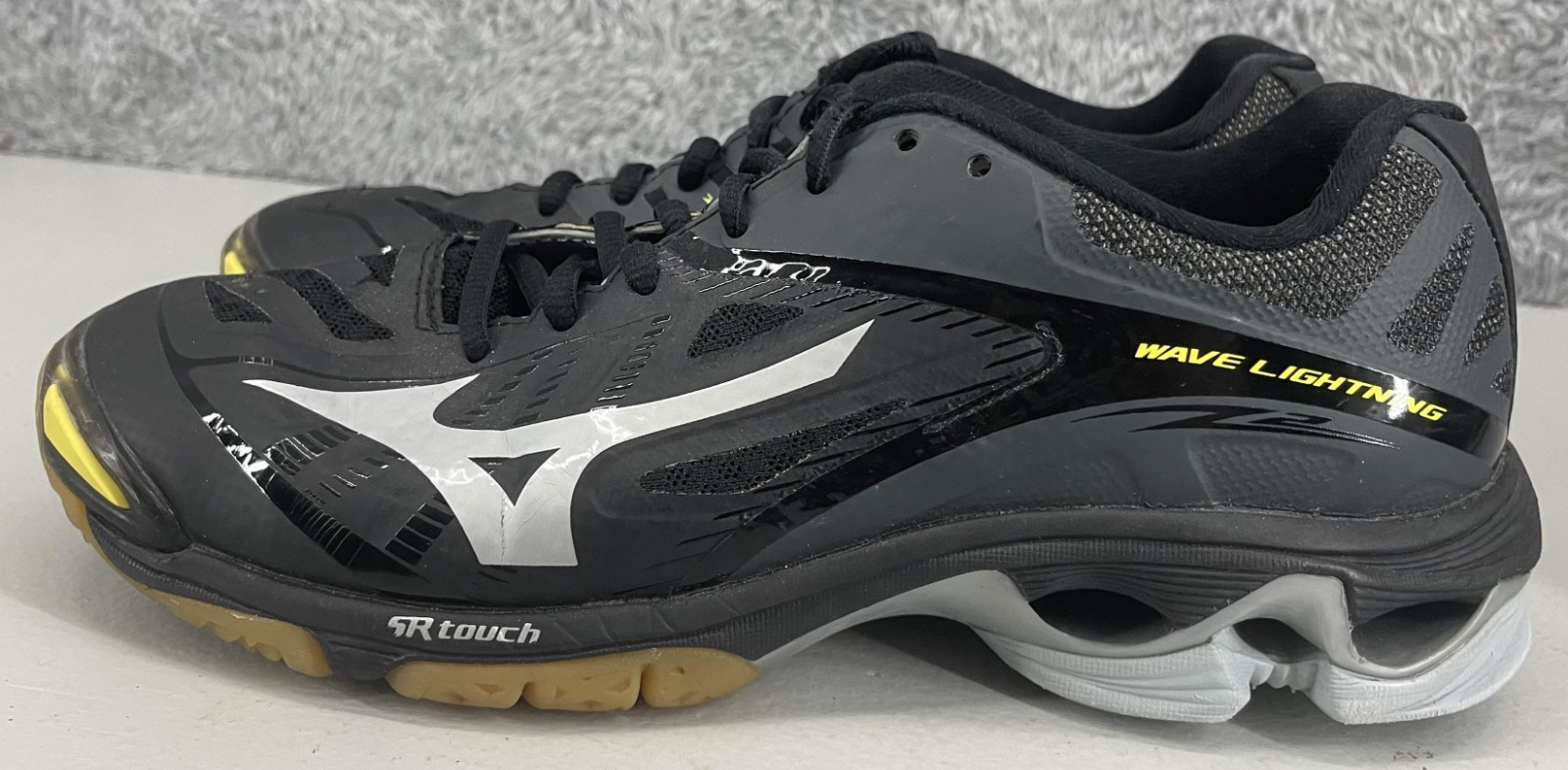 Mizuno Wave Lightning Z2 Volleyball Shoes Womens Size 8.5 US Black Silver Yellow
