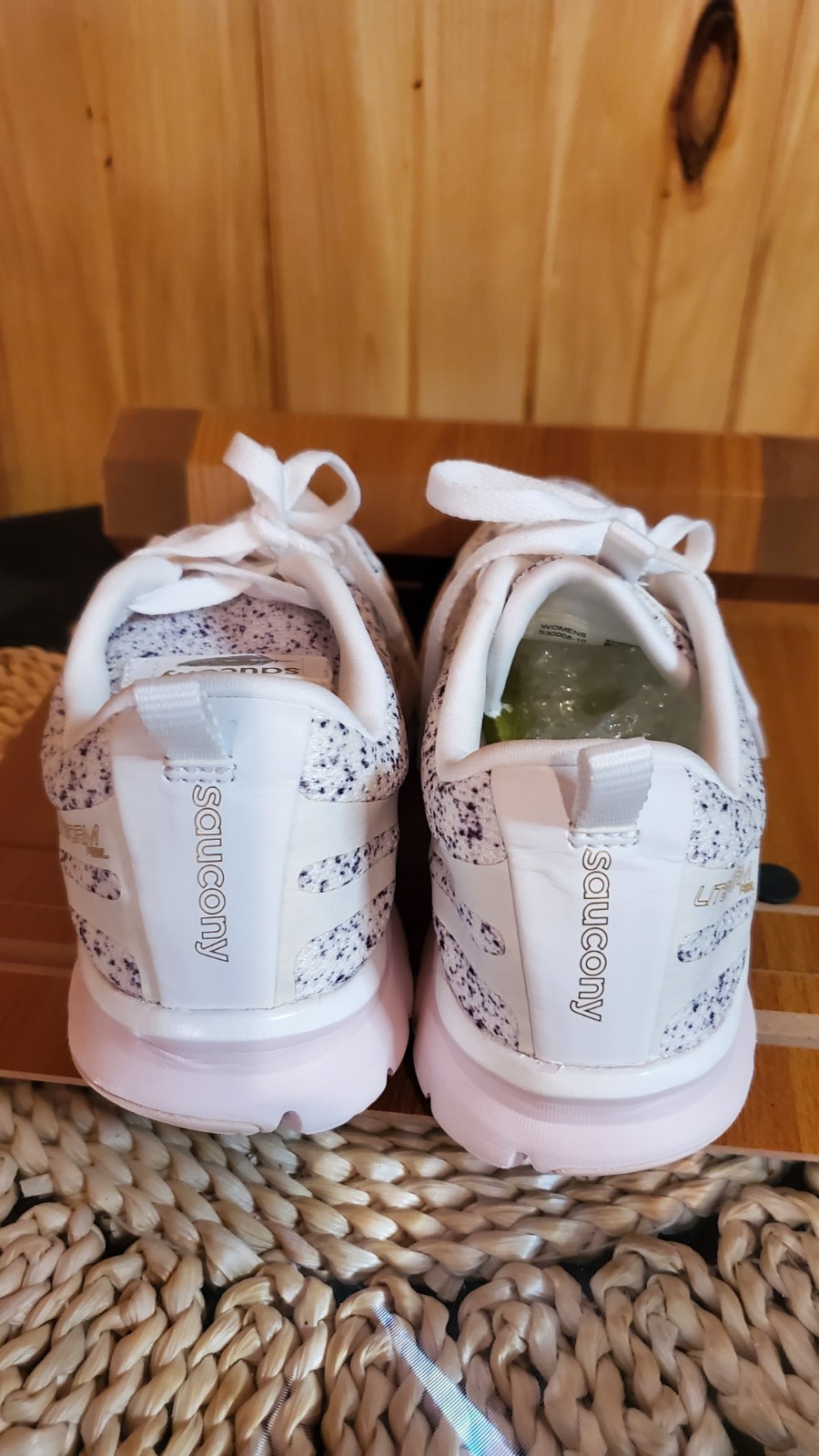 Saucony Liteform Feel Size 7 Cute Women’s Running Shoes White Pink S30008-4