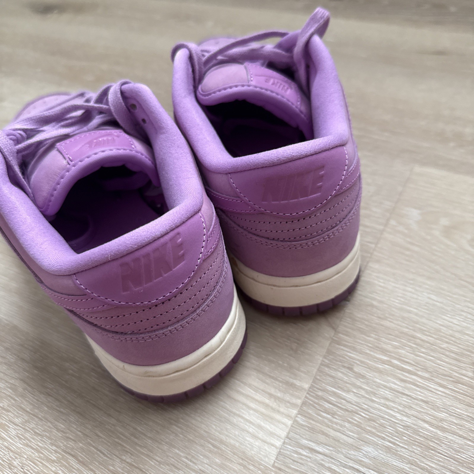 Nike Dunk Low DV7415-500 Sneakers Women’s size 9.5 Rush Fuschia Pink Purple