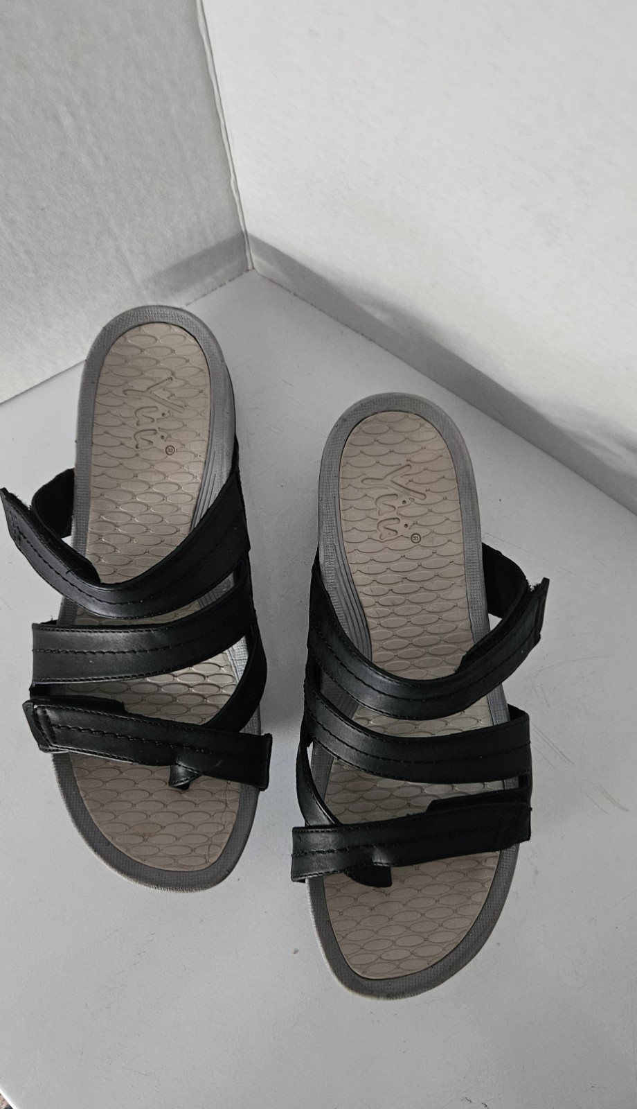 Yuu Sandals Slip On Black Synthetic Arch Support Women’s Size 7 Pre-owned