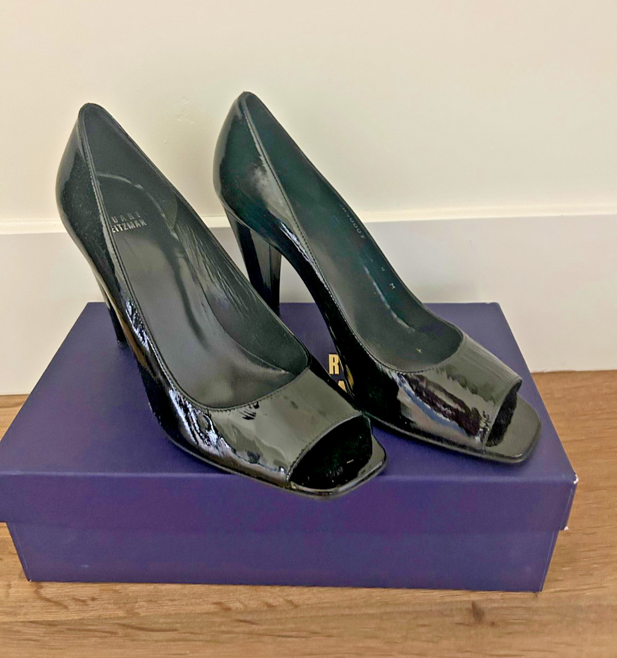 Stuart Weitzman Black Patent Leather Peep-Toe 4″ Pumps 8M Made in Spain – DS15