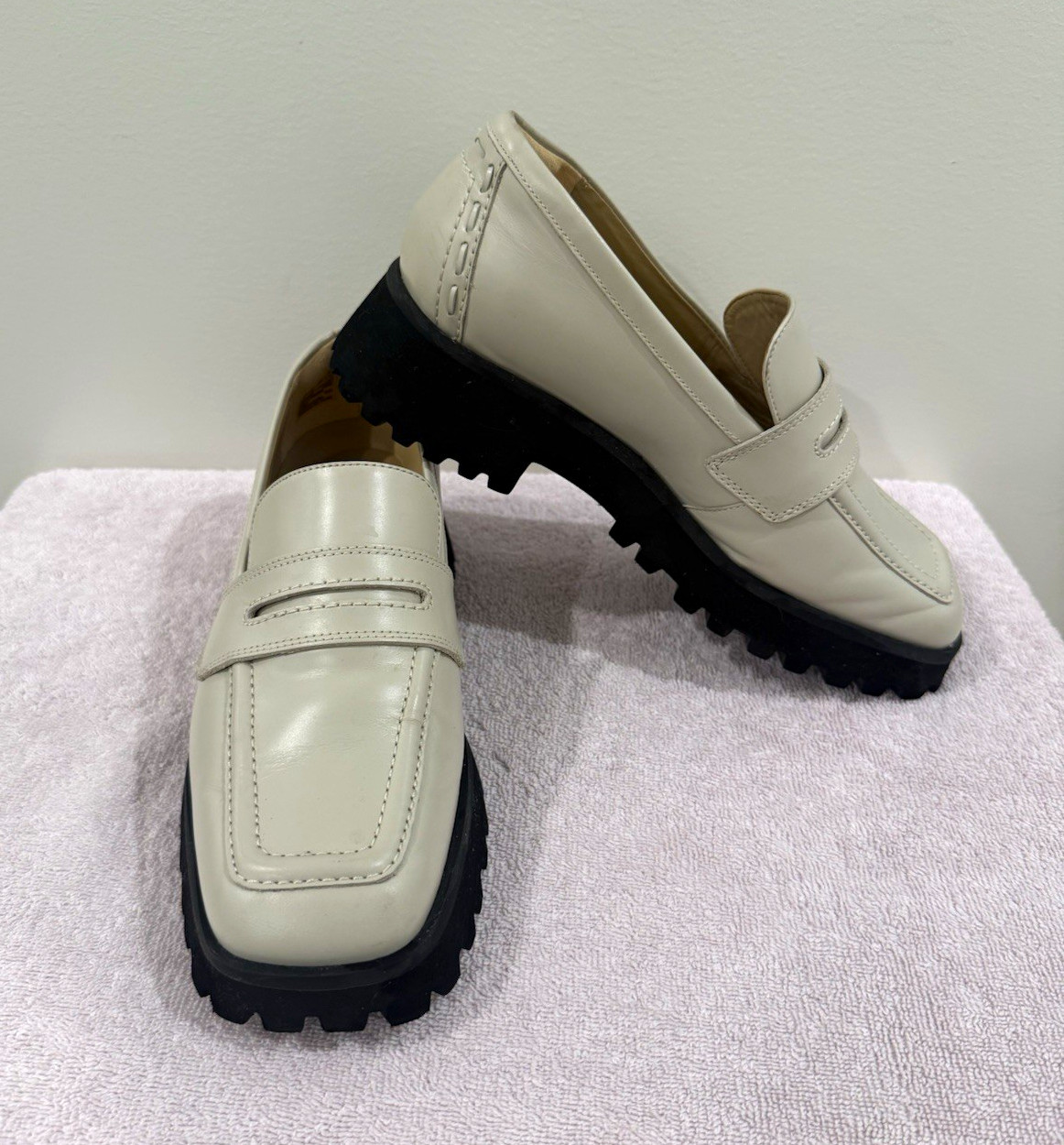Clarks Women’s Beige/Black Leather Penny Loafer Flat Lug Sole Slip-On 8.5M